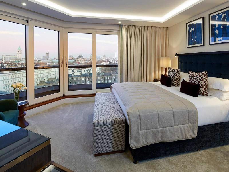 System.Collections.Generic.List`1[BluePillow.Application.SearchEngine.Dto.PhotoDto]?.ElementAt(0)?.Caption