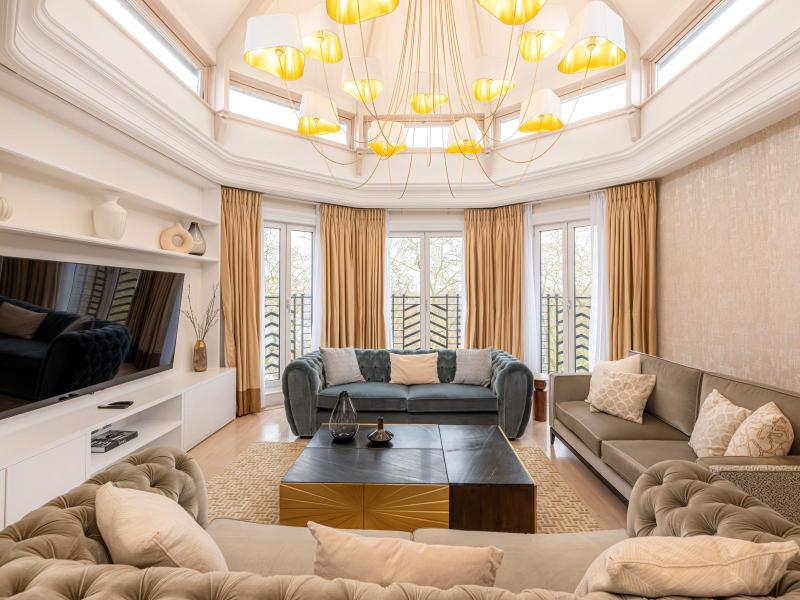 System.Collections.Generic.List`1[BluePillow.Application.SearchEngine.Dto.PhotoDto]?.ElementAt(1)?.Caption