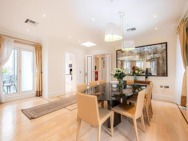 System.Collections.Generic.List`1[BluePillow.Application.SearchEngine.Dto.PhotoDto]?.ElementAt(3)?.Caption