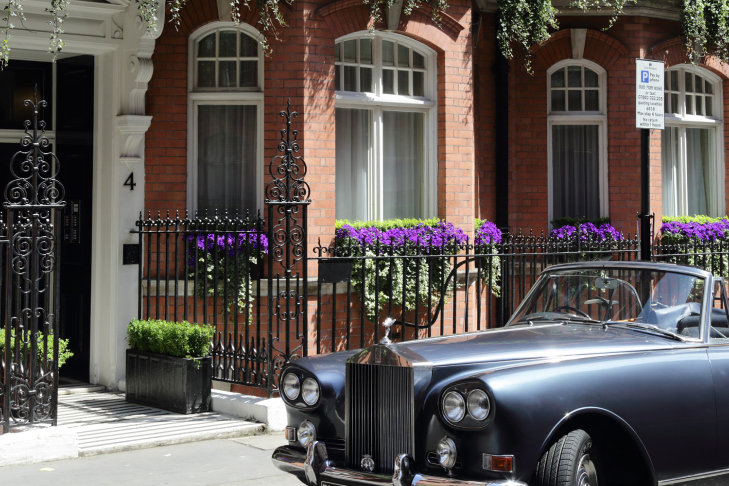 System.Collections.Generic.List`1[BluePillow.Application.SearchEngine.Dto.PhotoDto]?.ElementAt(3)?.Caption