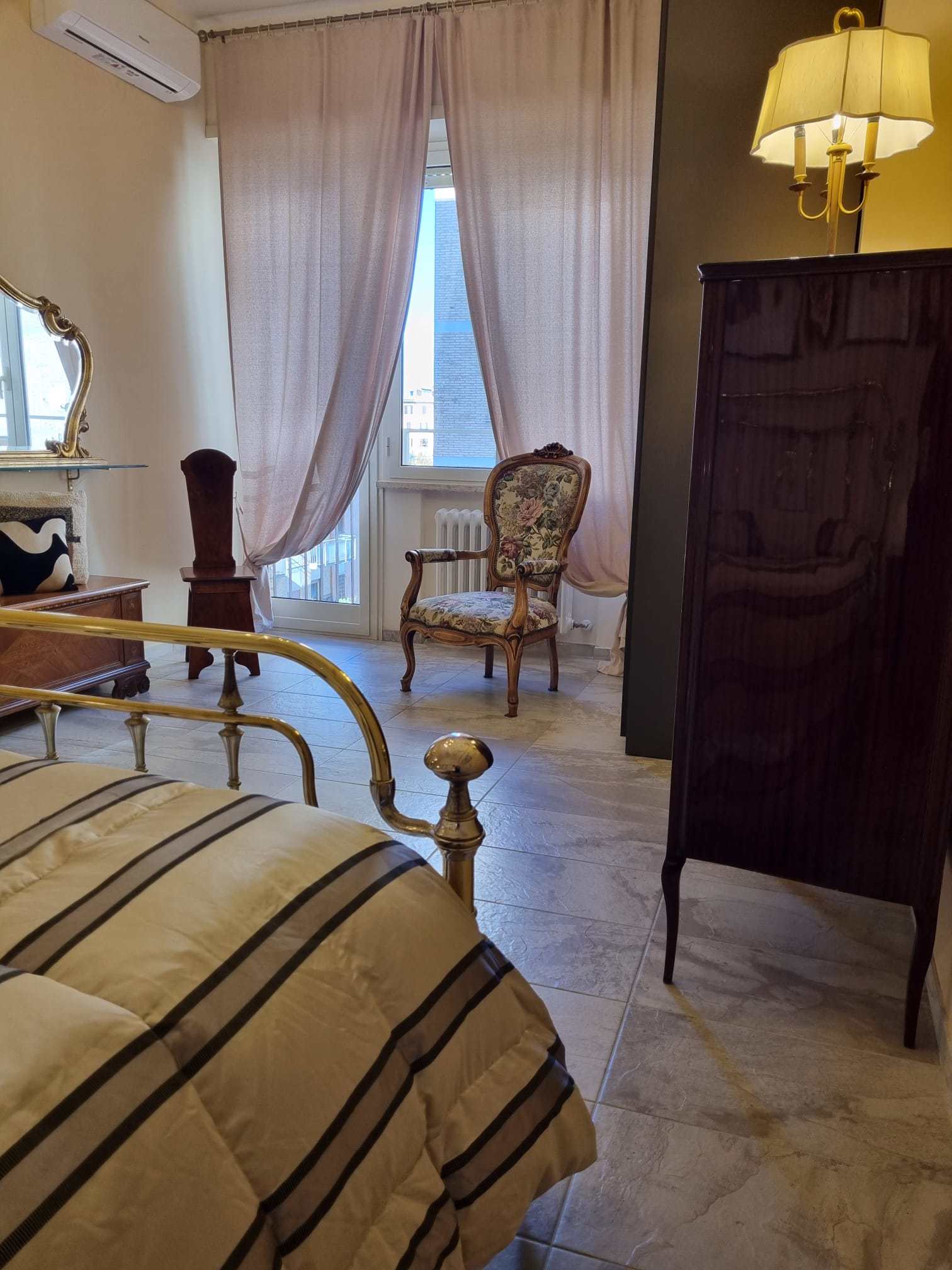 System.Collections.Generic.List`1[BluePillow.Application.SearchEngine.Dto.PhotoDto]?.ElementAt(3)?.Caption