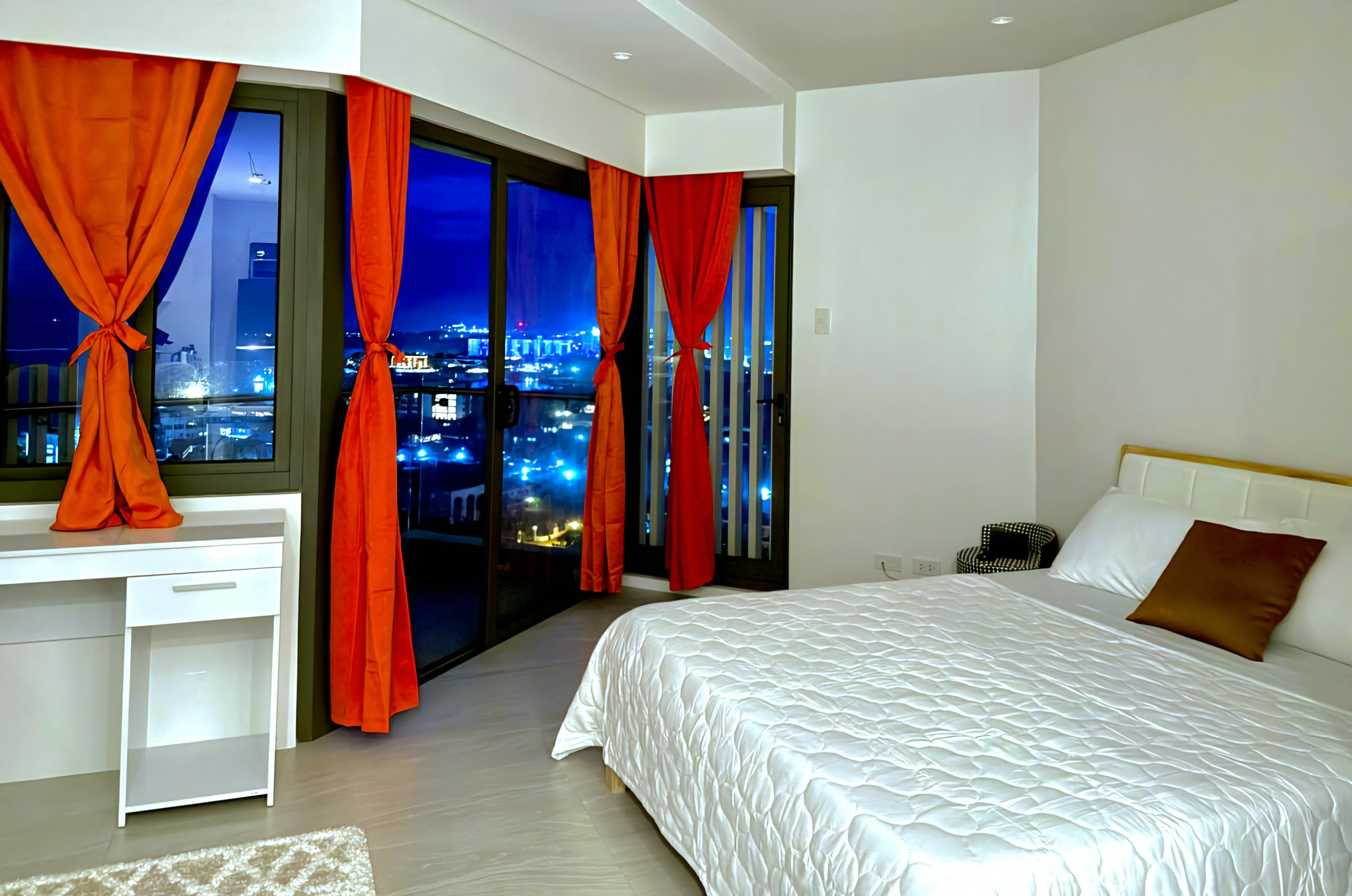 System.Collections.Generic.List`1[BluePillow.Application.SearchEngine.Dto.PhotoDto]?.ElementAt(2)?.Caption