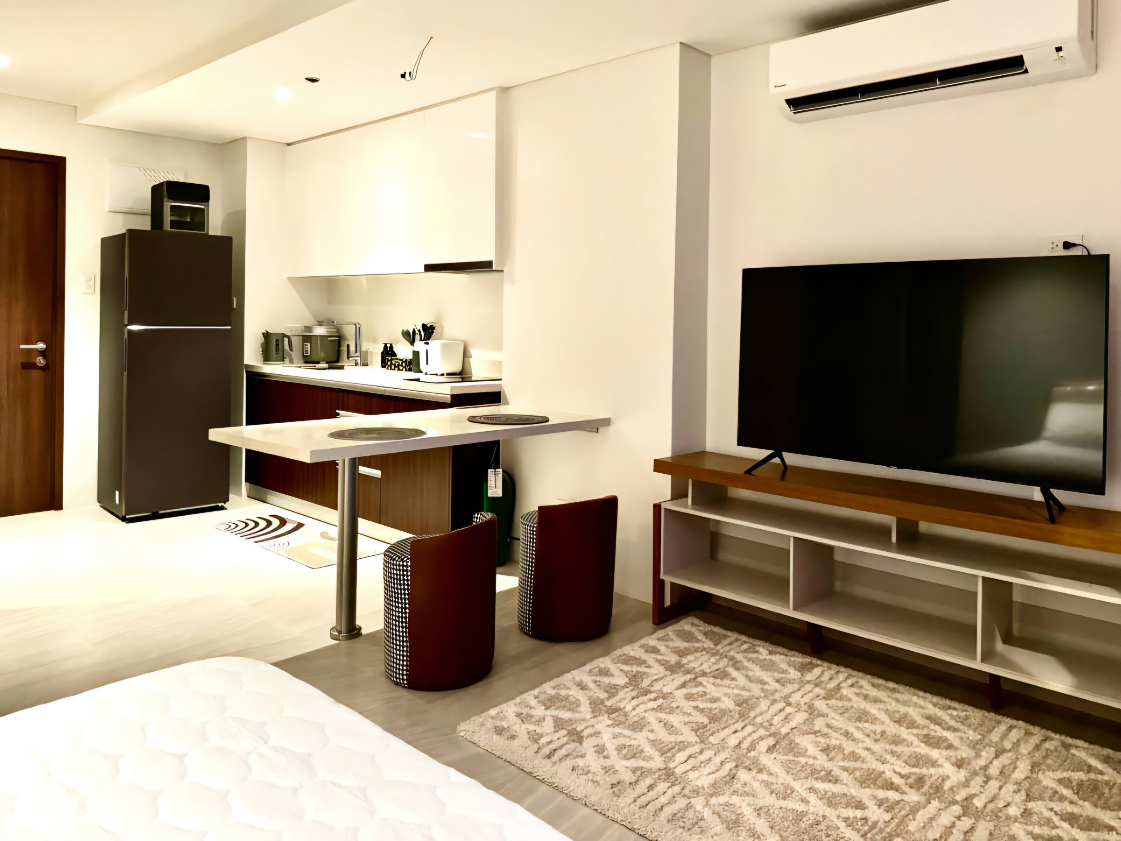 System.Collections.Generic.List`1[BluePillow.Application.SearchEngine.Dto.PhotoDto]?.ElementAt(1)?.Caption