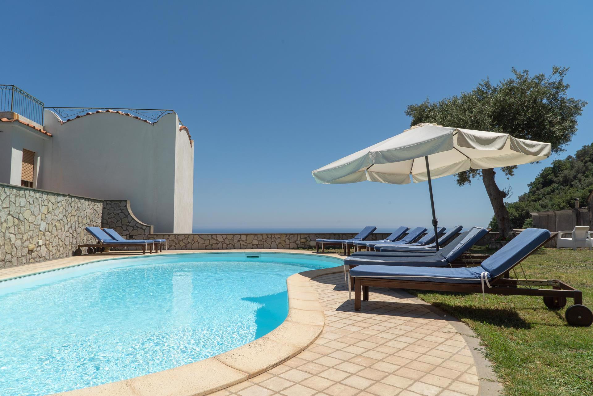 System.Collections.Generic.List`1[BluePillow.Application.SearchEngine.Dto.PhotoDto]?.ElementAt(1)?.Caption