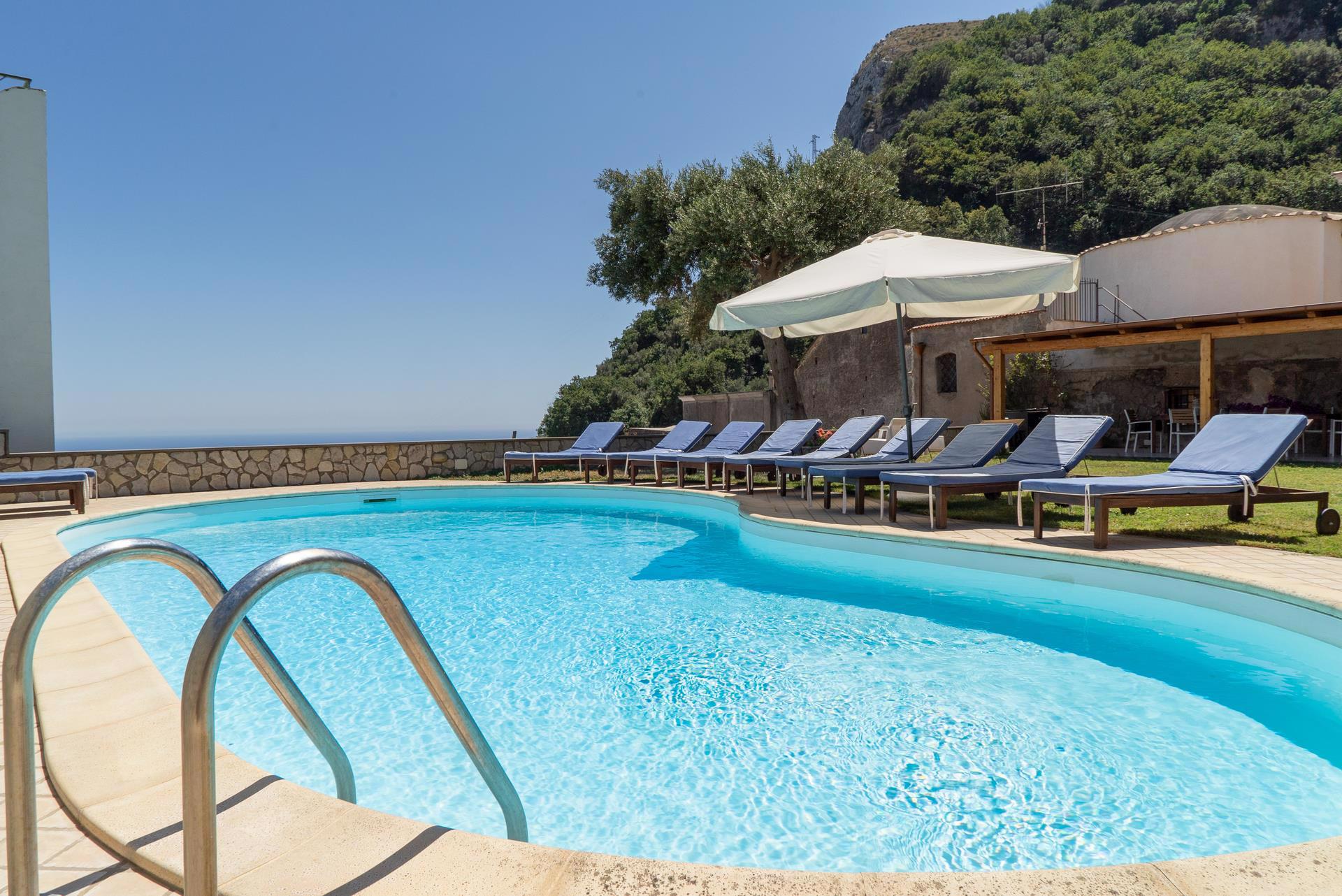 System.Collections.Generic.List`1[BluePillow.Application.SearchEngine.Dto.PhotoDto]?.ElementAt(0)?.Caption