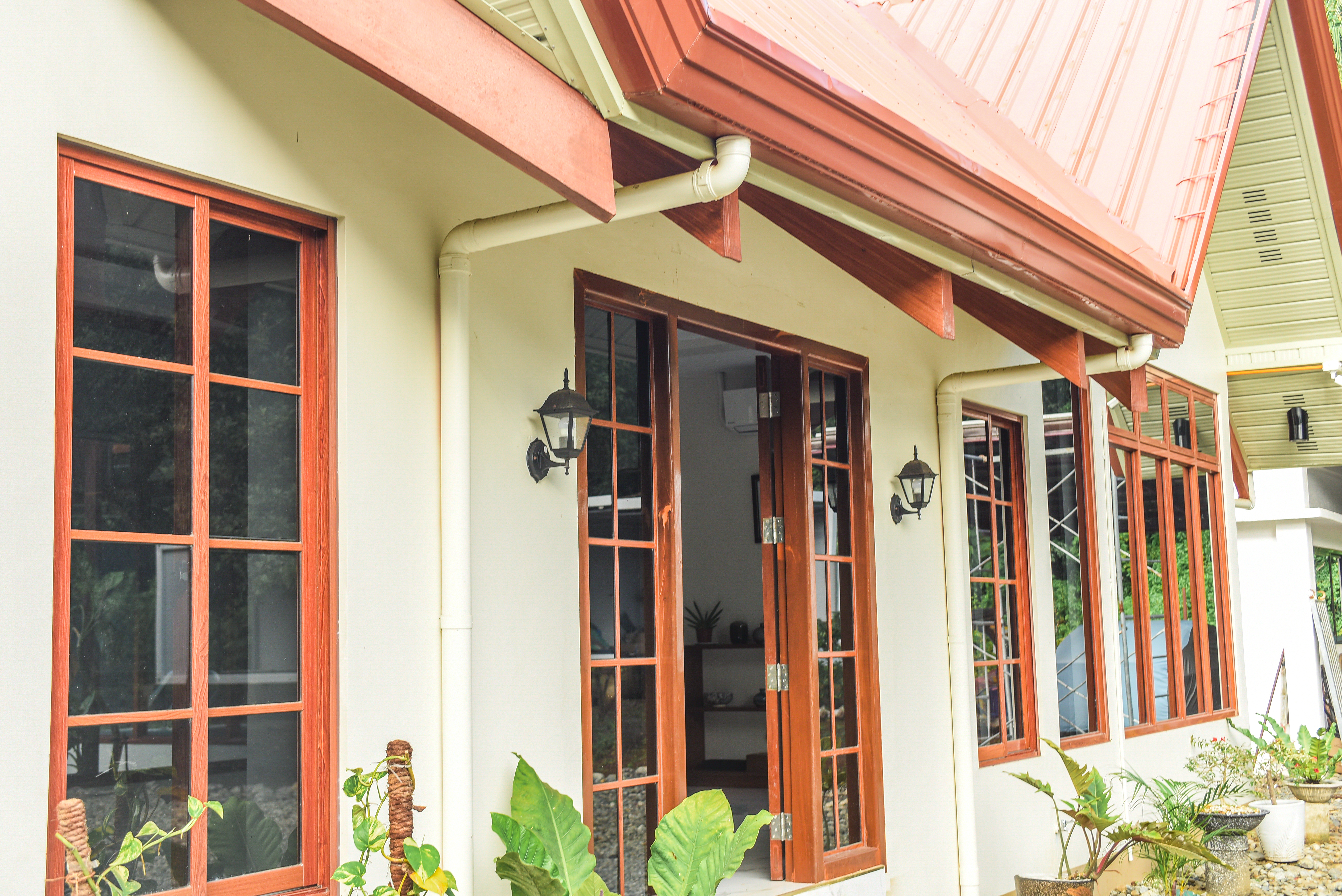 System.Collections.Generic.List`1[BluePillow.Application.SearchEngine.Dto.PhotoDto]?.ElementAt(1)?.Caption