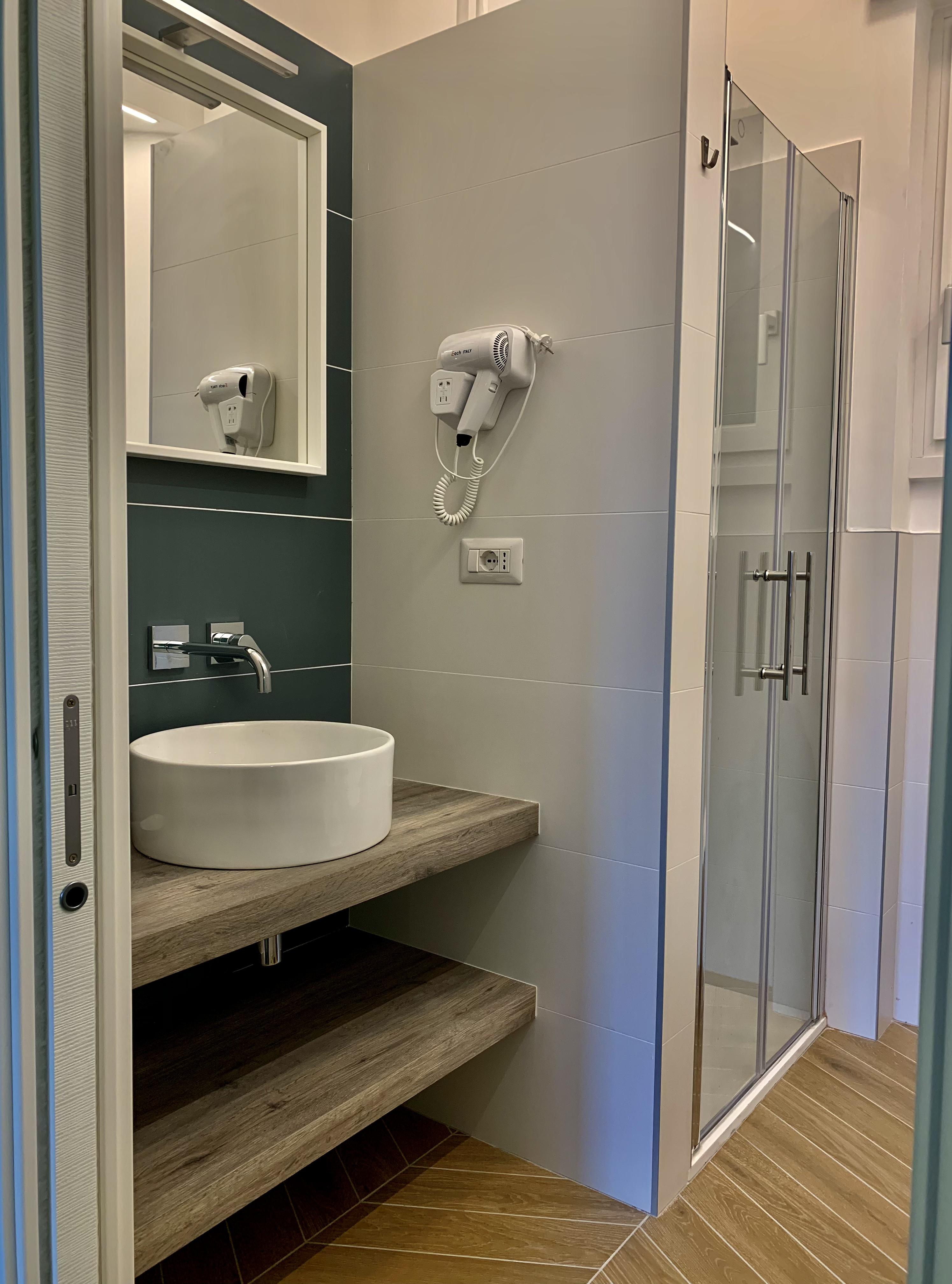 System.Collections.Generic.List`1[BluePillow.Application.SearchEngine.Dto.PhotoDto]?.ElementAt(3)?.Caption