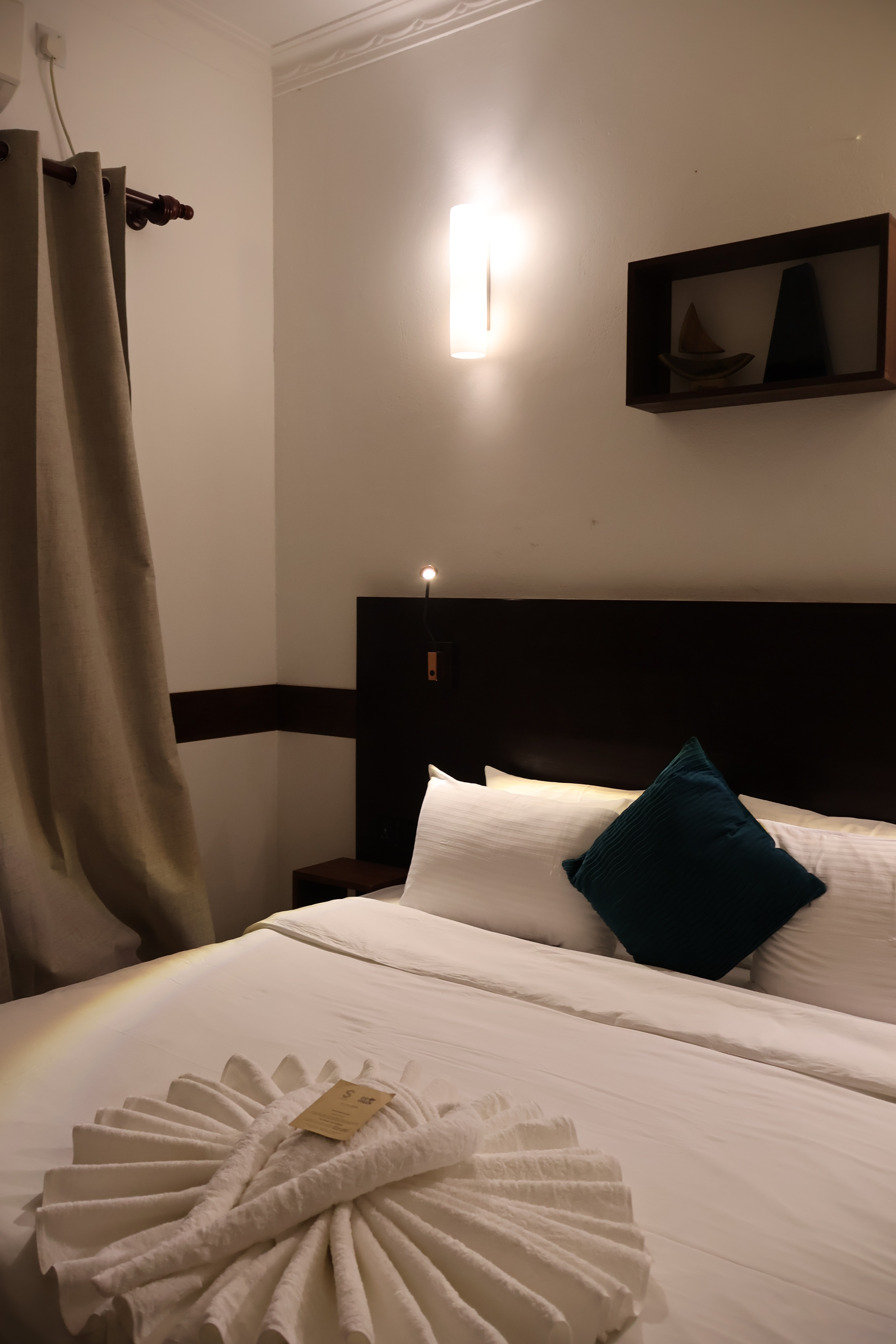 System.Collections.Generic.List`1[BluePillow.Application.SearchEngine.Dto.PhotoDto]?.ElementAt(1)?.Caption