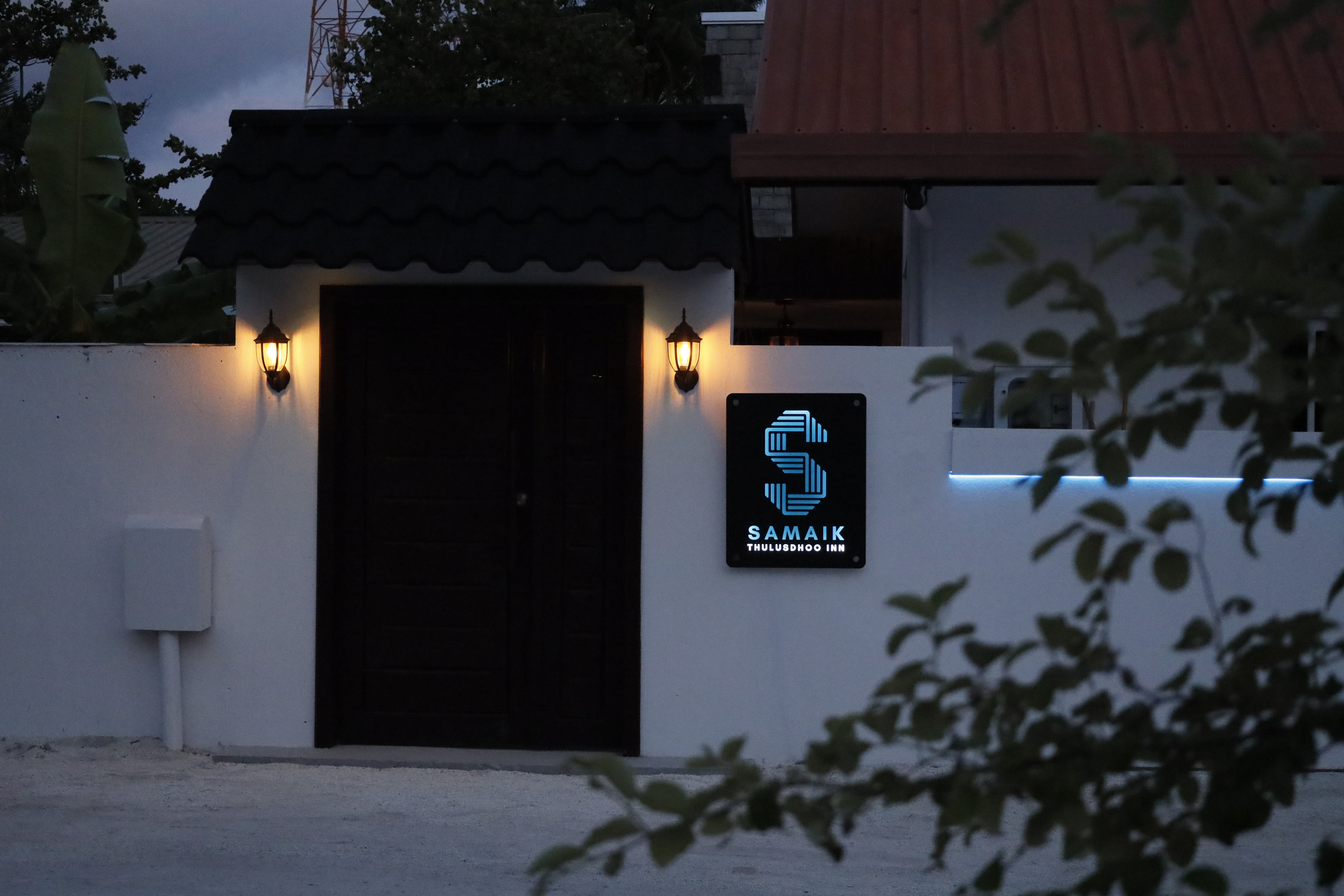 System.Collections.Generic.List`1[BluePillow.Application.SearchEngine.Dto.PhotoDto]?.ElementAt(2)?.Caption