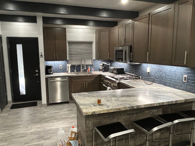 System.Collections.Generic.List`1[BluePillow.Application.SearchEngine.Dto.PhotoDto]?.ElementAt(1)?.Caption