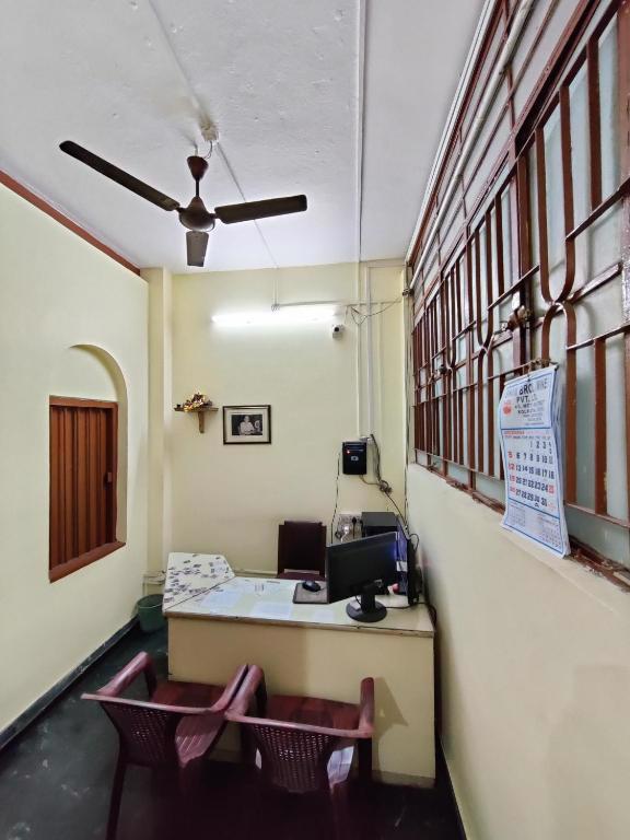 System.Collections.Generic.List`1[BluePillow.Application.SearchEngine.Dto.PhotoDto]?.ElementAt(1)?.Caption