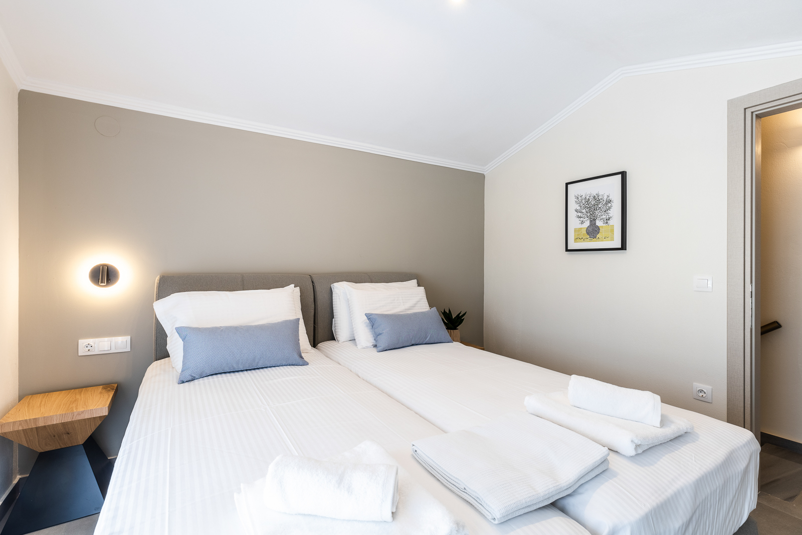 System.Collections.Generic.List`1[BluePillow.Application.SearchEngine.Dto.PhotoDto]?.ElementAt(2)?.Caption