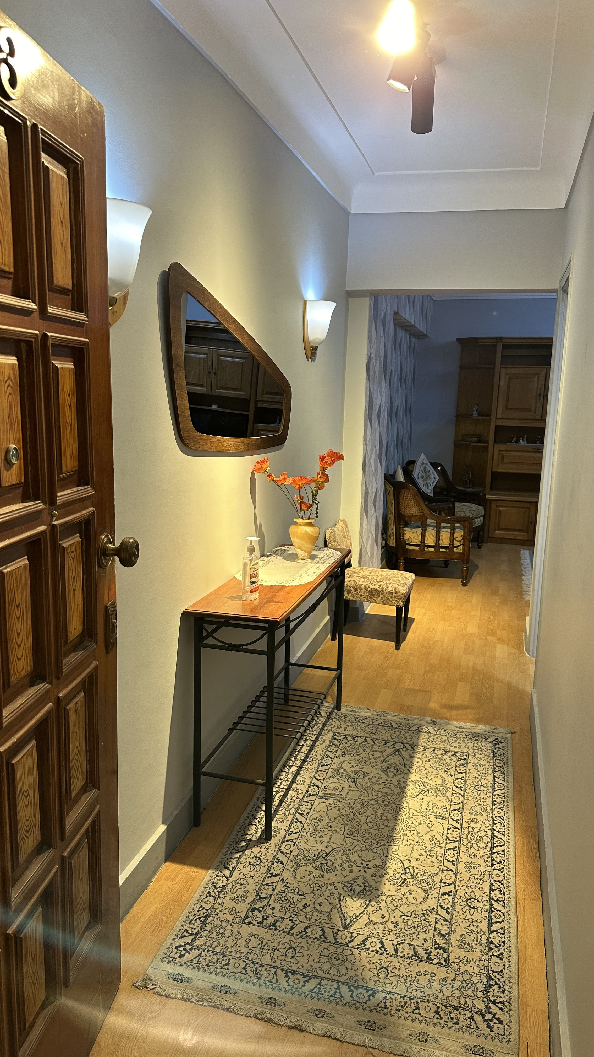 System.Collections.Generic.List`1[BluePillow.Application.SearchEngine.Dto.PhotoDto]?.ElementAt(1)?.Caption