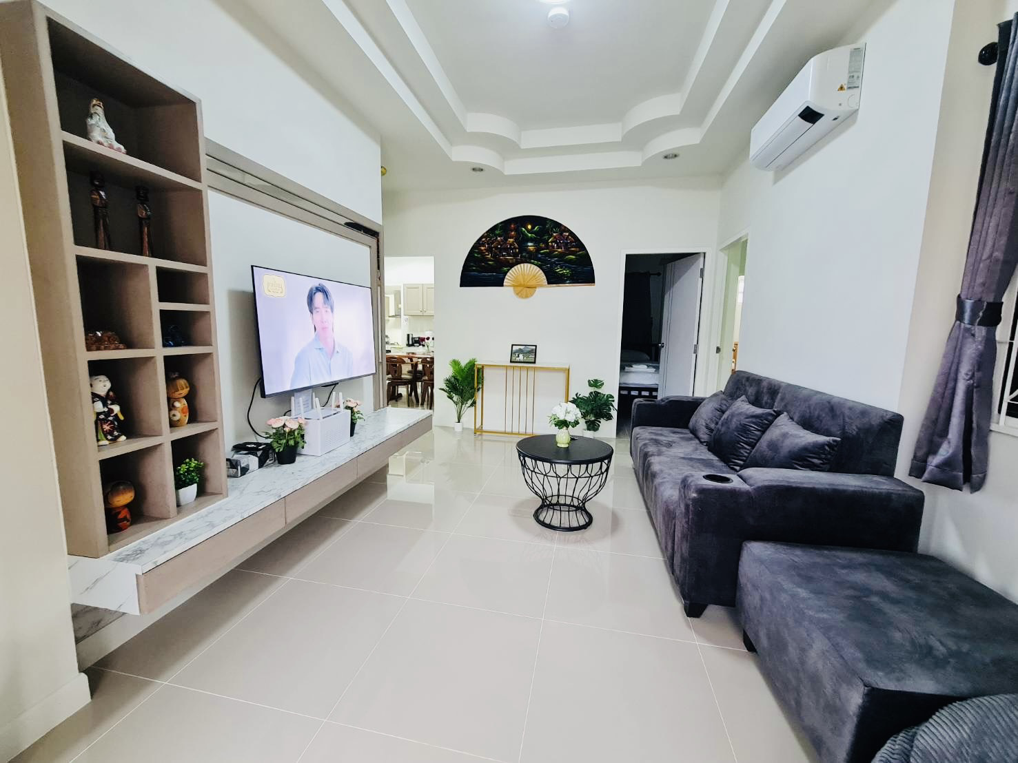 System.Collections.Generic.List`1[BluePillow.Application.SearchEngine.Dto.PhotoDto]?.ElementAt(0)?.Caption