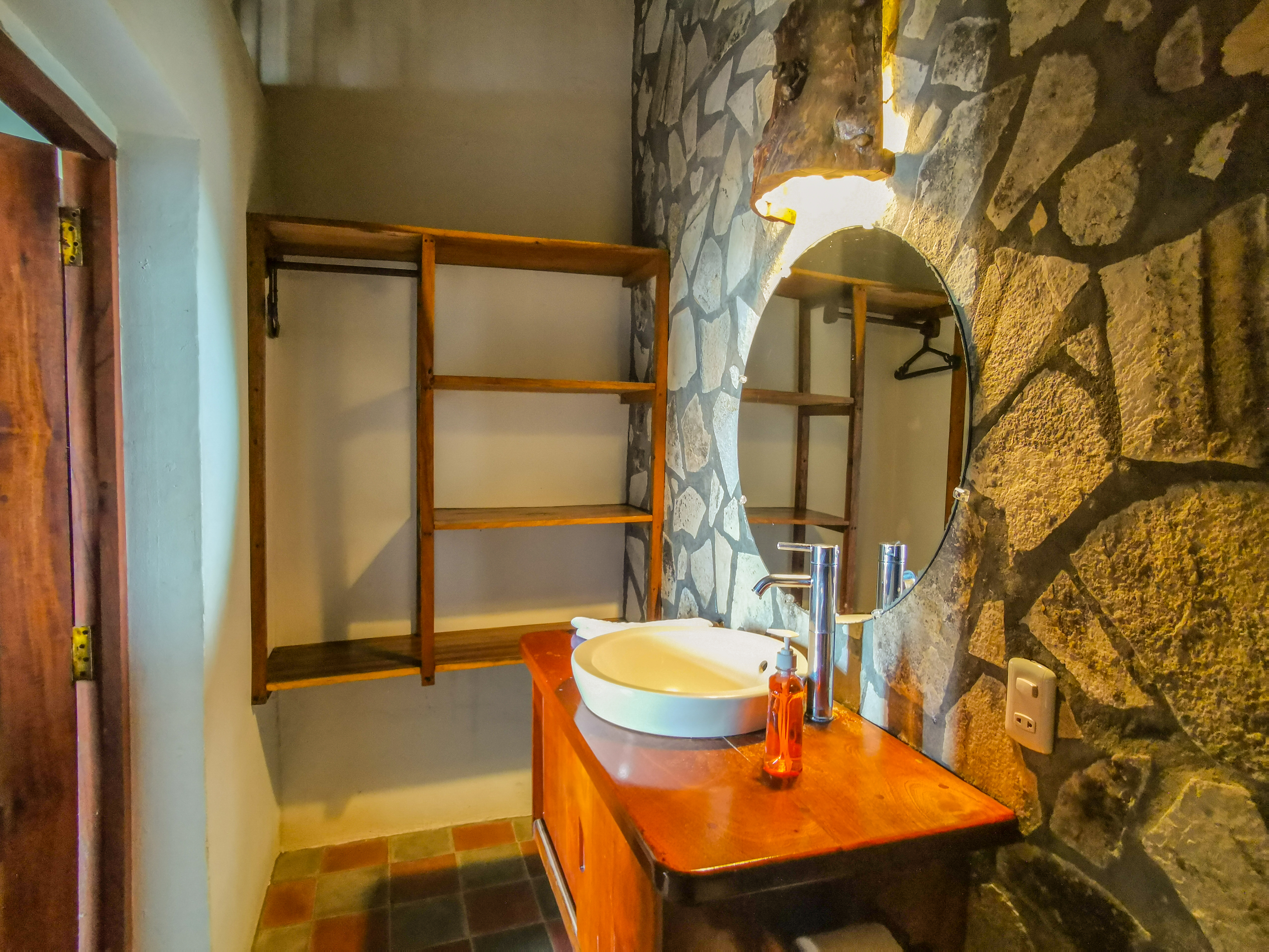 System.Collections.Generic.List`1[BluePillow.Application.SearchEngine.Dto.PhotoDto]?.ElementAt(3)?.Caption