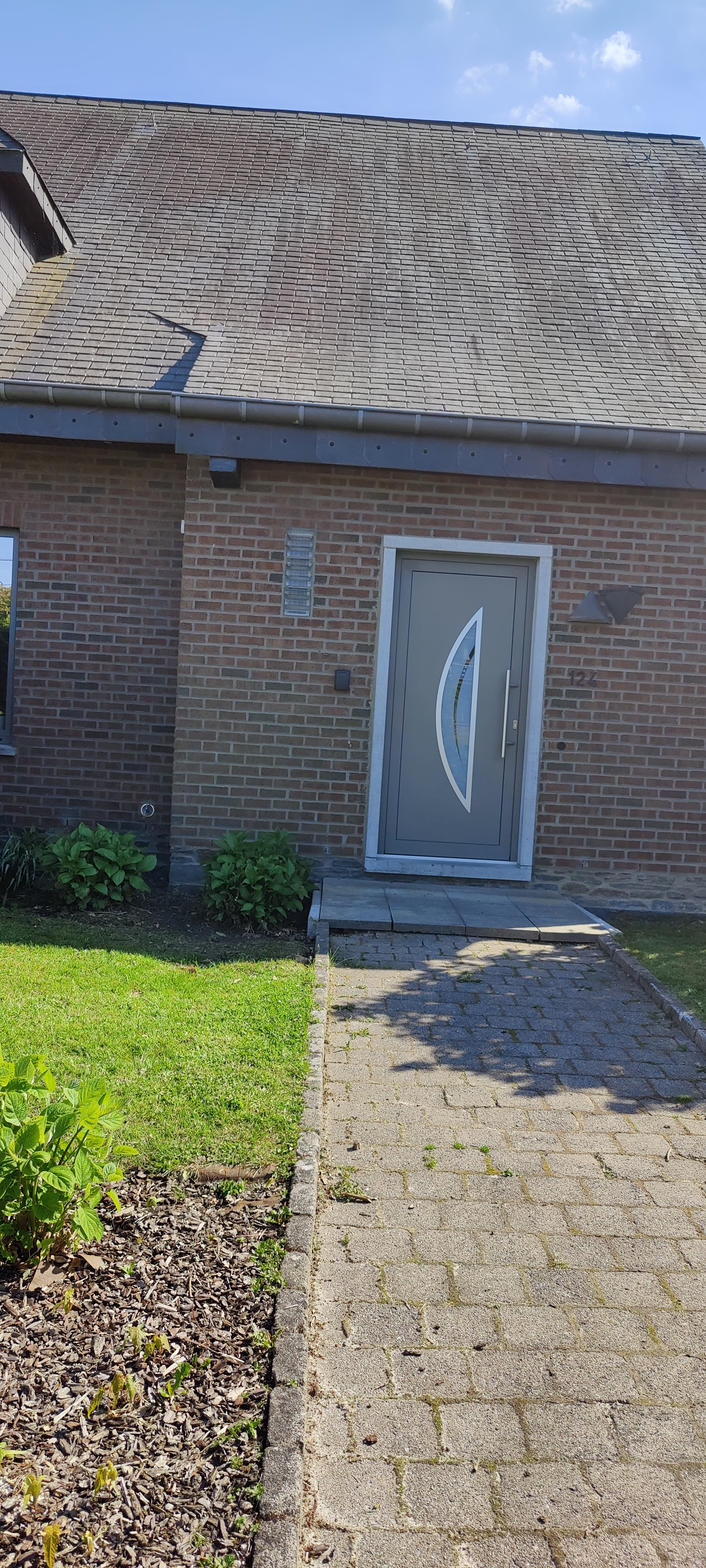 System.Collections.Generic.List`1[BluePillow.Application.SearchEngine.Dto.PhotoDto]?.ElementAt(1)?.Caption