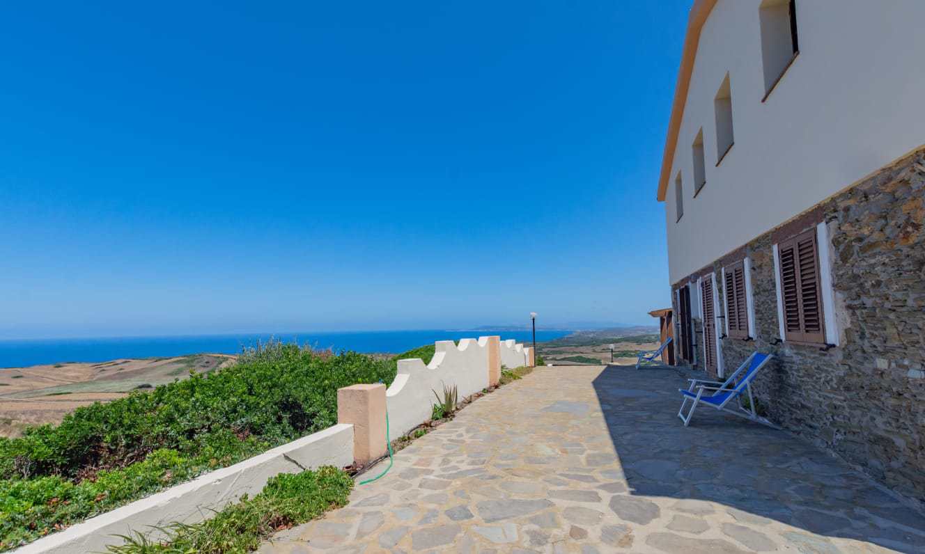 System.Collections.Generic.List`1[BluePillow.Application.SearchEngine.Dto.PhotoDto]?.ElementAt(2)?.Caption