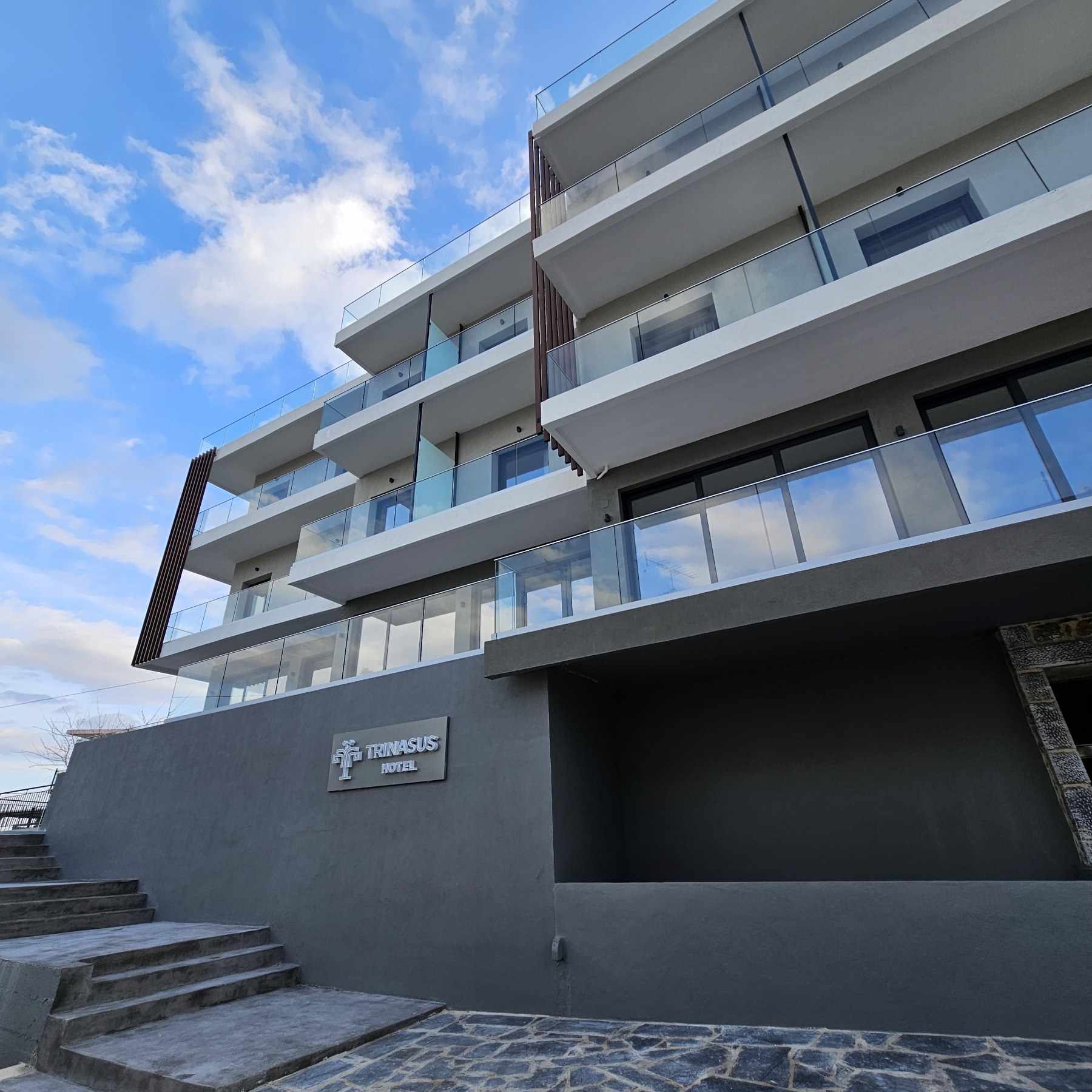 System.Collections.Generic.List`1[BluePillow.Application.SearchEngine.Dto.PhotoDto]?.ElementAt(0)?.Caption