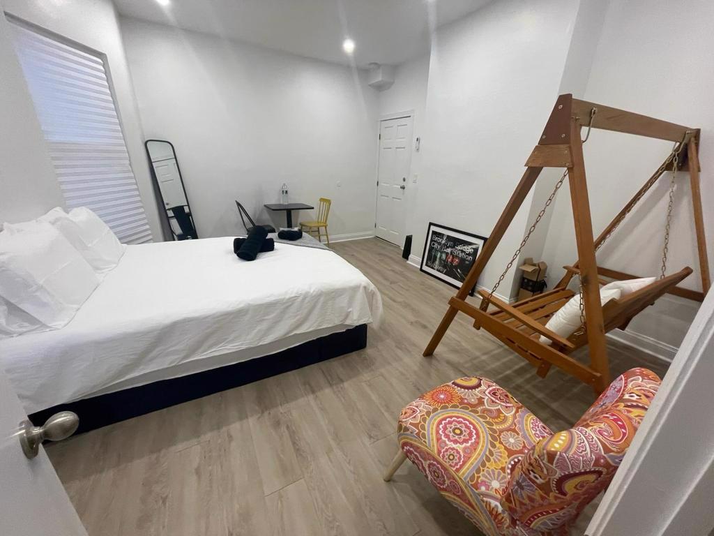 System.Collections.Generic.List`1[BluePillow.Application.SearchEngine.Dto.PhotoDto]?.ElementAt(0)?.Caption