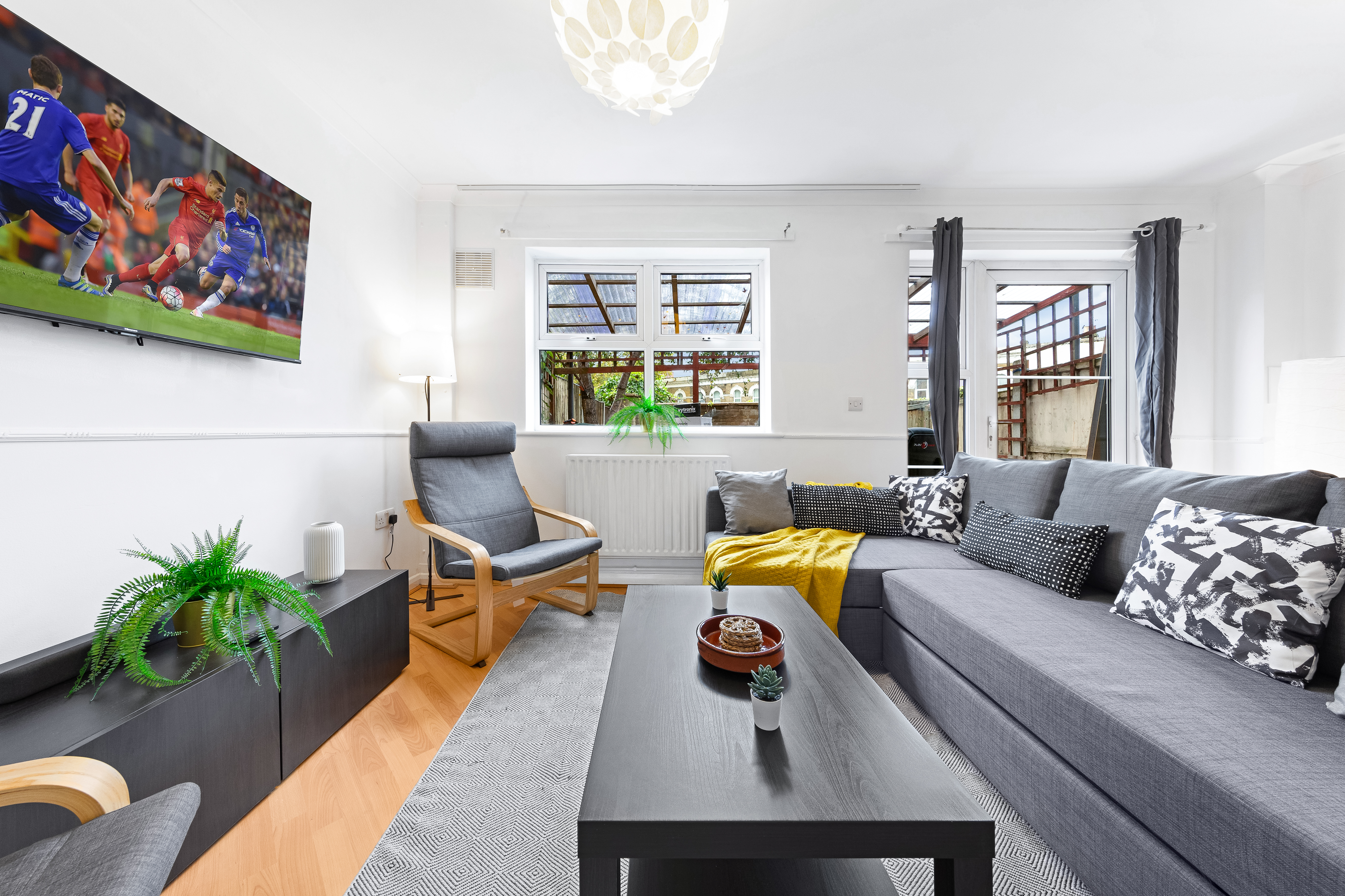 System.Collections.Generic.List`1[BluePillow.Application.SearchEngine.Dto.PhotoDto]?.ElementAt(0)?.Caption