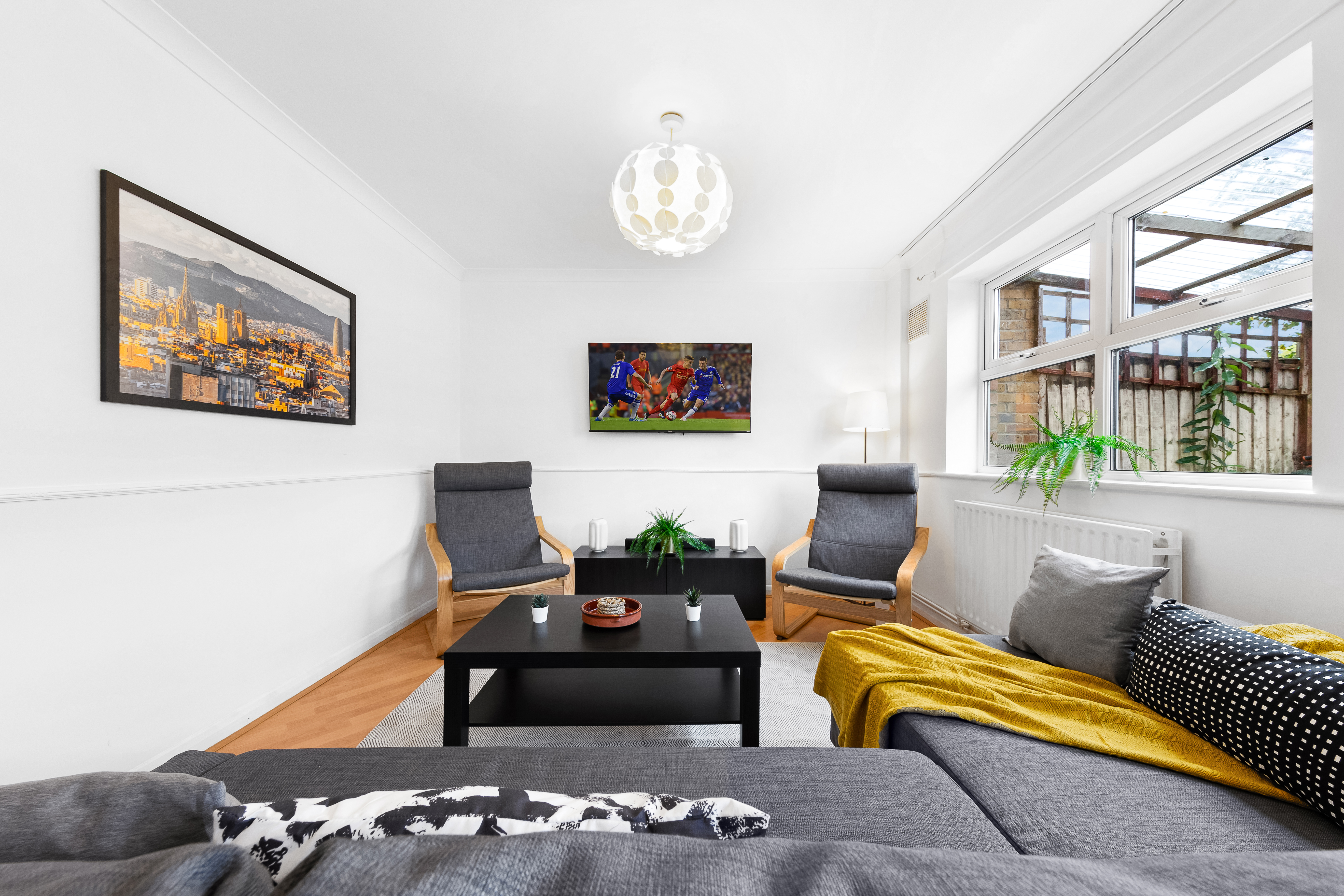 System.Collections.Generic.List`1[BluePillow.Application.SearchEngine.Dto.PhotoDto]?.ElementAt(2)?.Caption