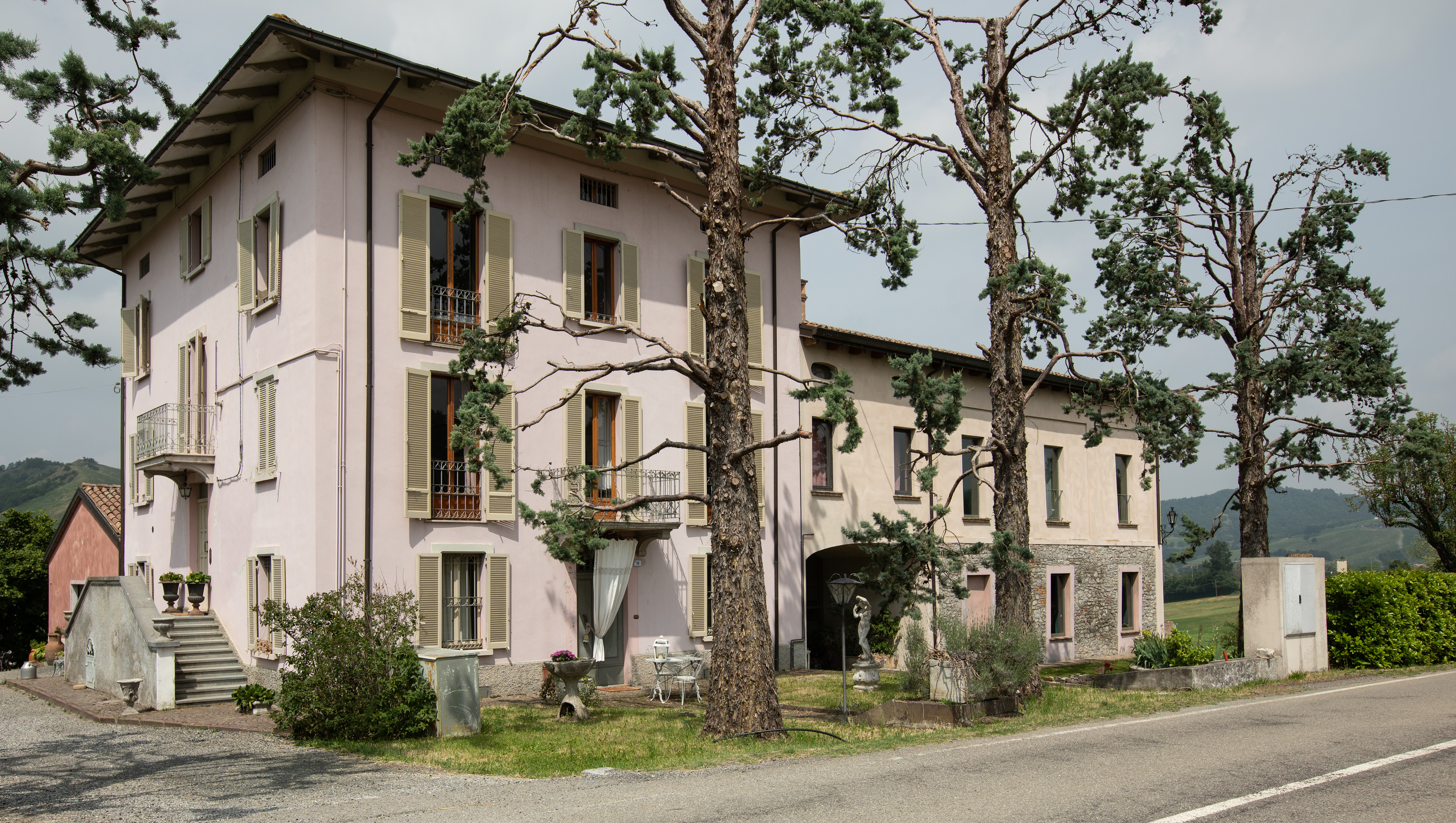 System.Collections.Generic.List`1[BluePillow.Application.SearchEngine.Dto.PhotoDto]?.ElementAt(0)?.Caption