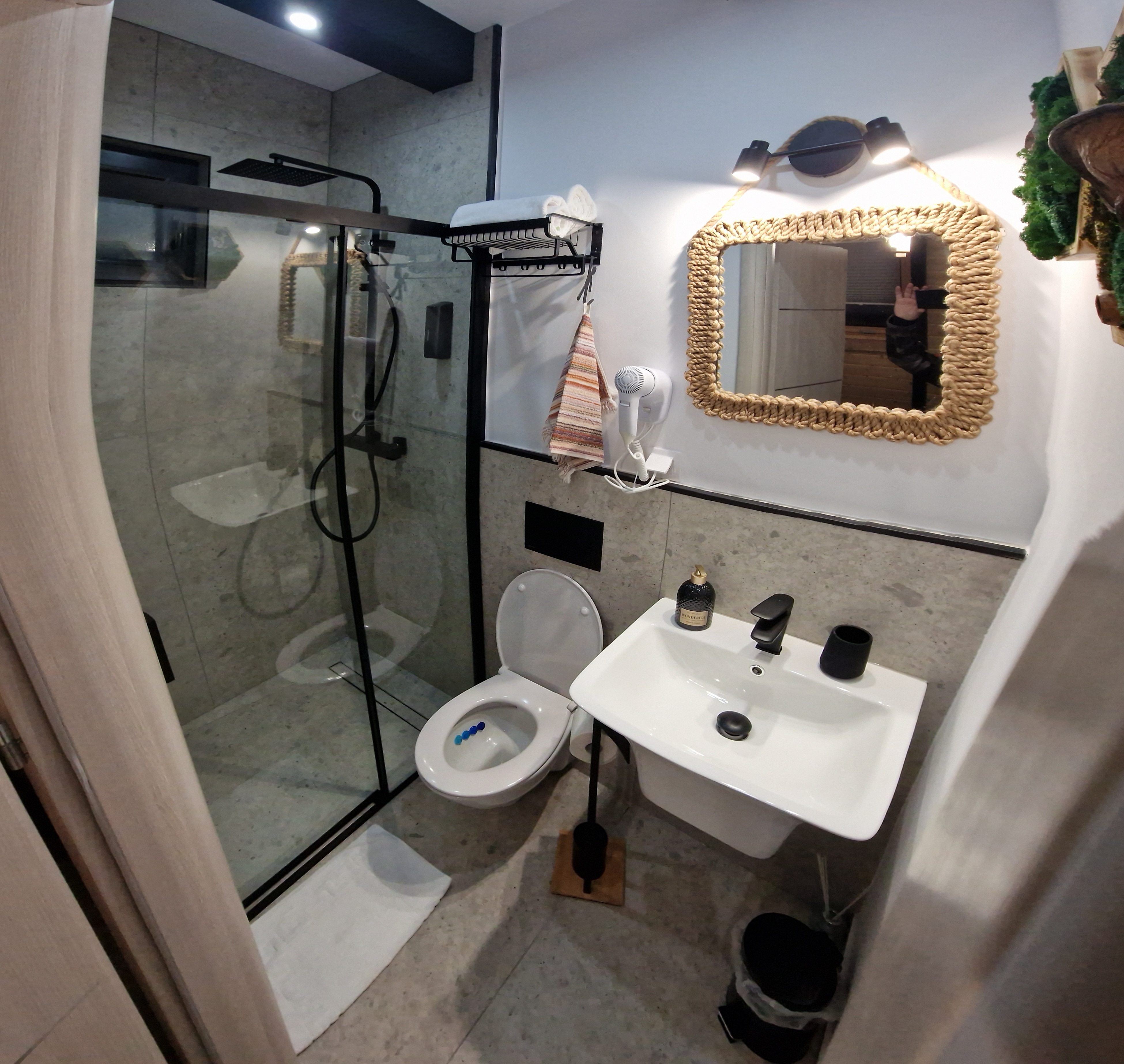 System.Collections.Generic.List`1[BluePillow.Application.SearchEngine.Dto.PhotoDto]?.ElementAt(2)?.Caption