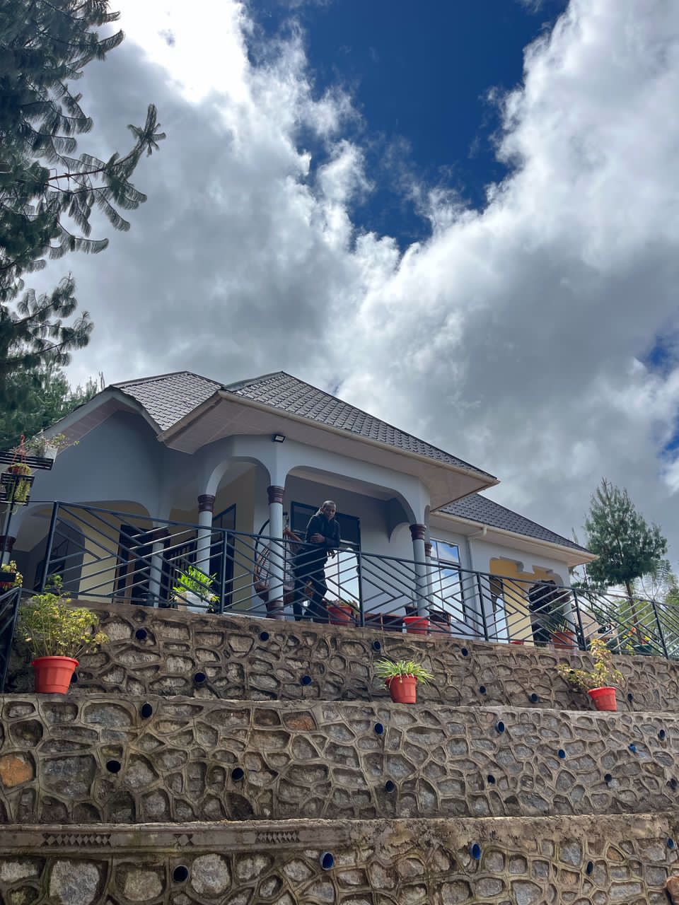 System.Collections.Generic.List`1[BluePillow.Application.SearchEngine.Dto.PhotoDto]?.ElementAt(0)?.Caption