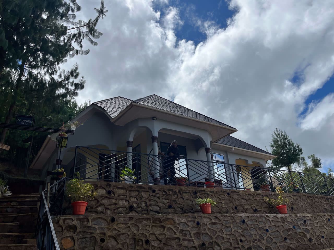 System.Collections.Generic.List`1[BluePillow.Application.SearchEngine.Dto.PhotoDto]?.ElementAt(1)?.Caption