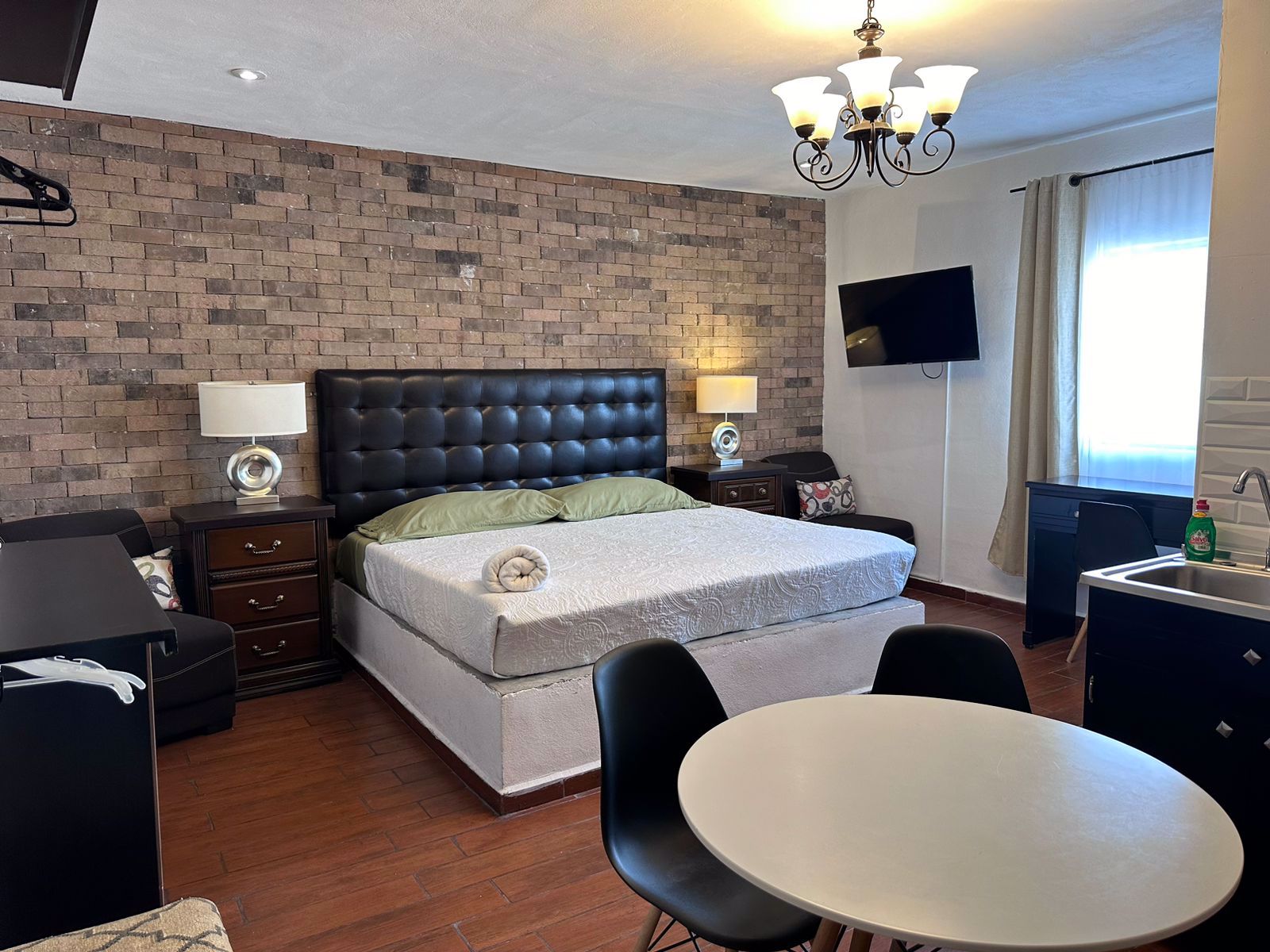 System.Collections.Generic.List`1[BluePillow.Application.SearchEngine.Dto.PhotoDto]?.ElementAt(0)?.Caption