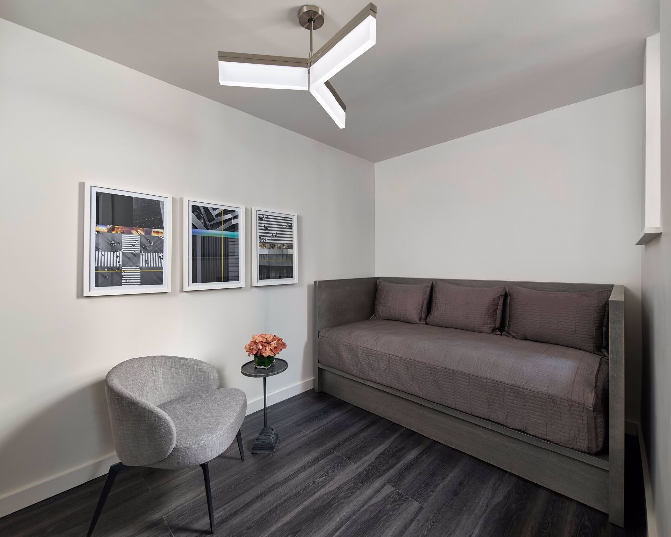 System.Collections.Generic.List`1[BluePillow.Application.SearchEngine.Dto.PhotoDto]?.ElementAt(3)?.Caption