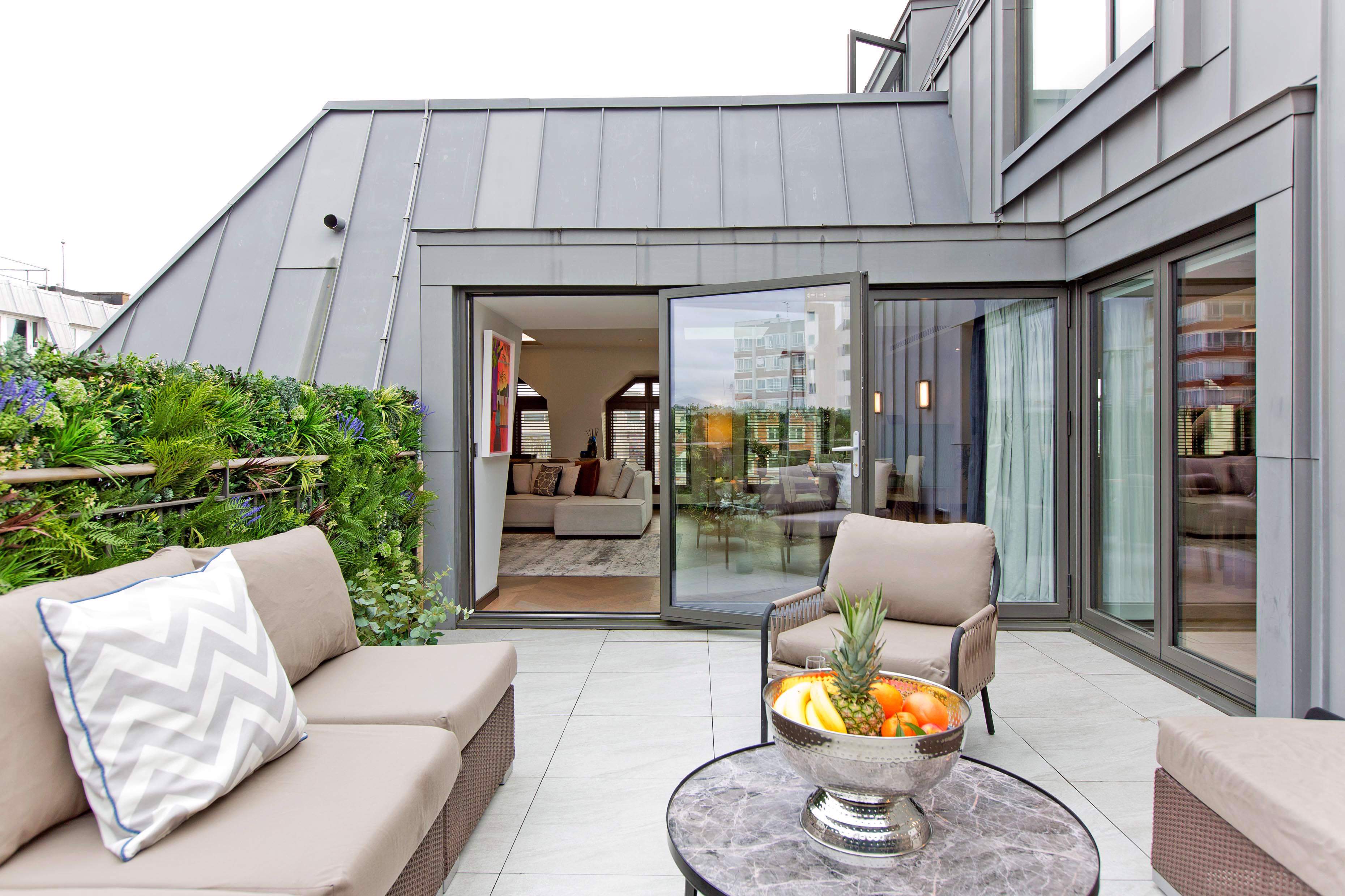 System.Collections.Generic.List`1[BluePillow.Application.SearchEngine.Dto.PhotoDto]?.ElementAt(1)?.Caption