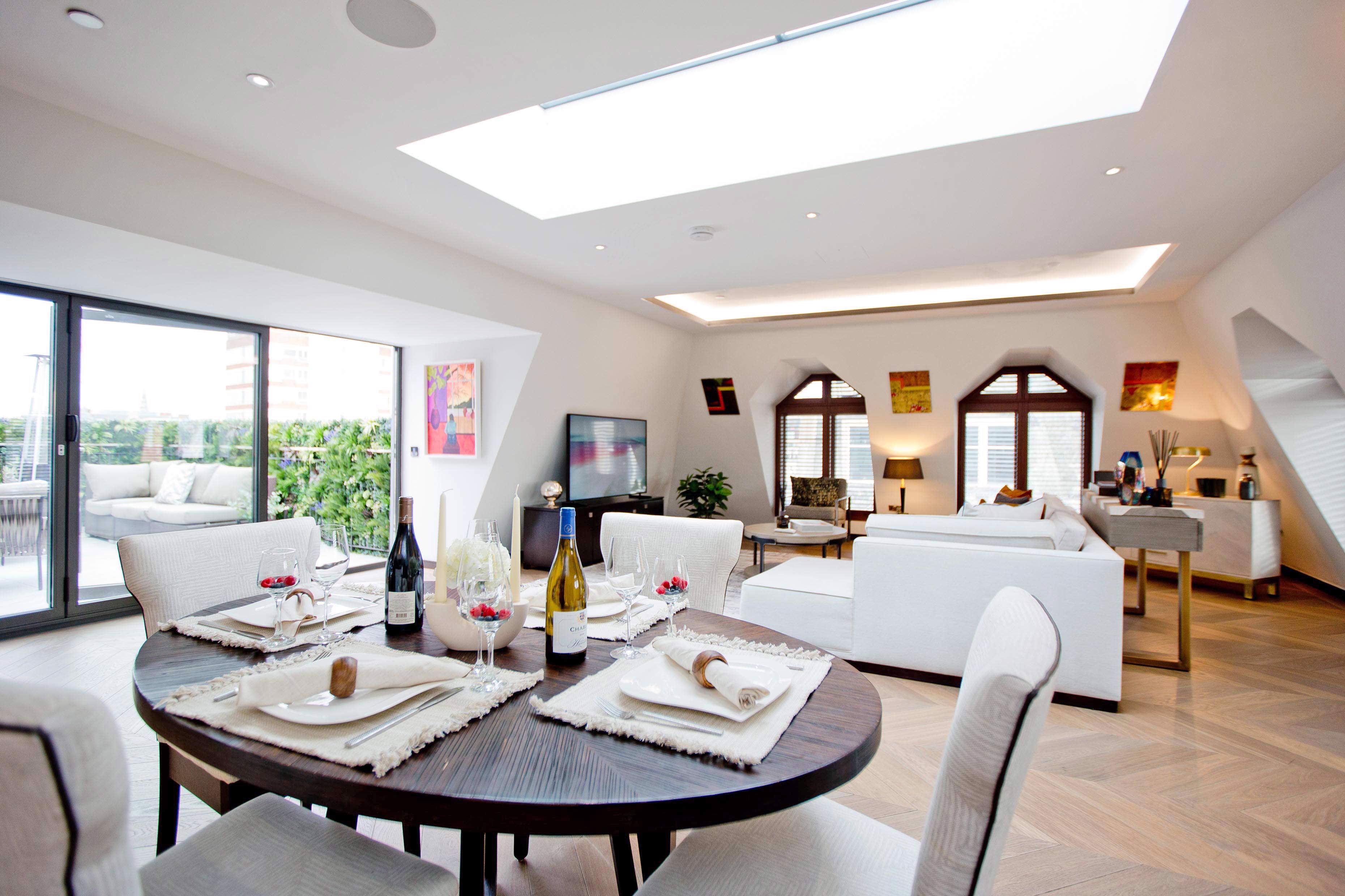 System.Collections.Generic.List`1[BluePillow.Application.SearchEngine.Dto.PhotoDto]?.ElementAt(3)?.Caption