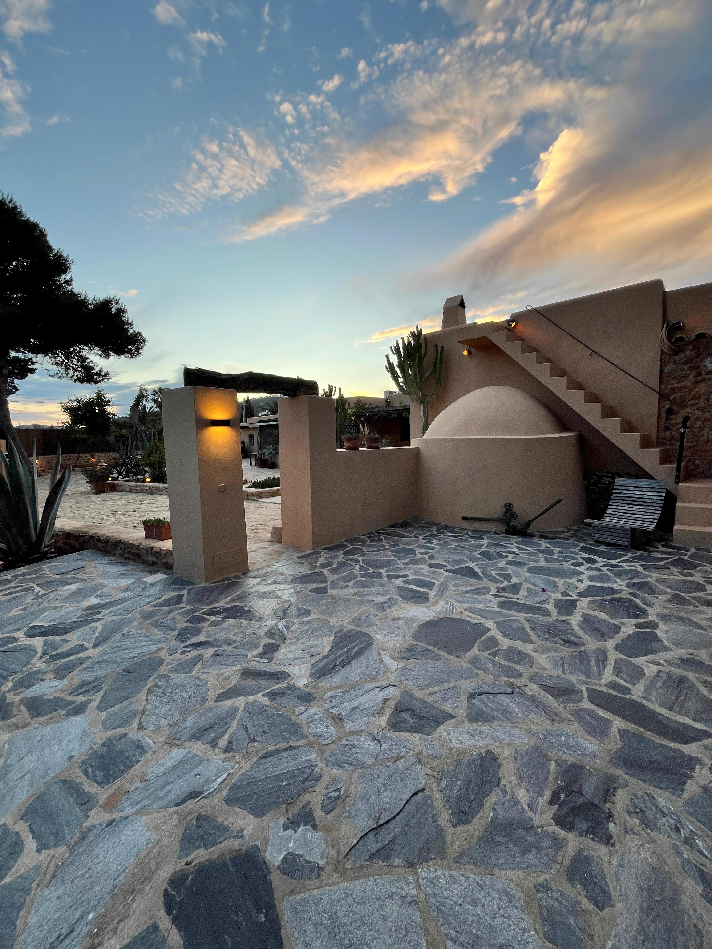 System.Collections.Generic.List`1[BluePillow.Application.SearchEngine.Dto.PhotoDto]?.ElementAt(1)?.Caption