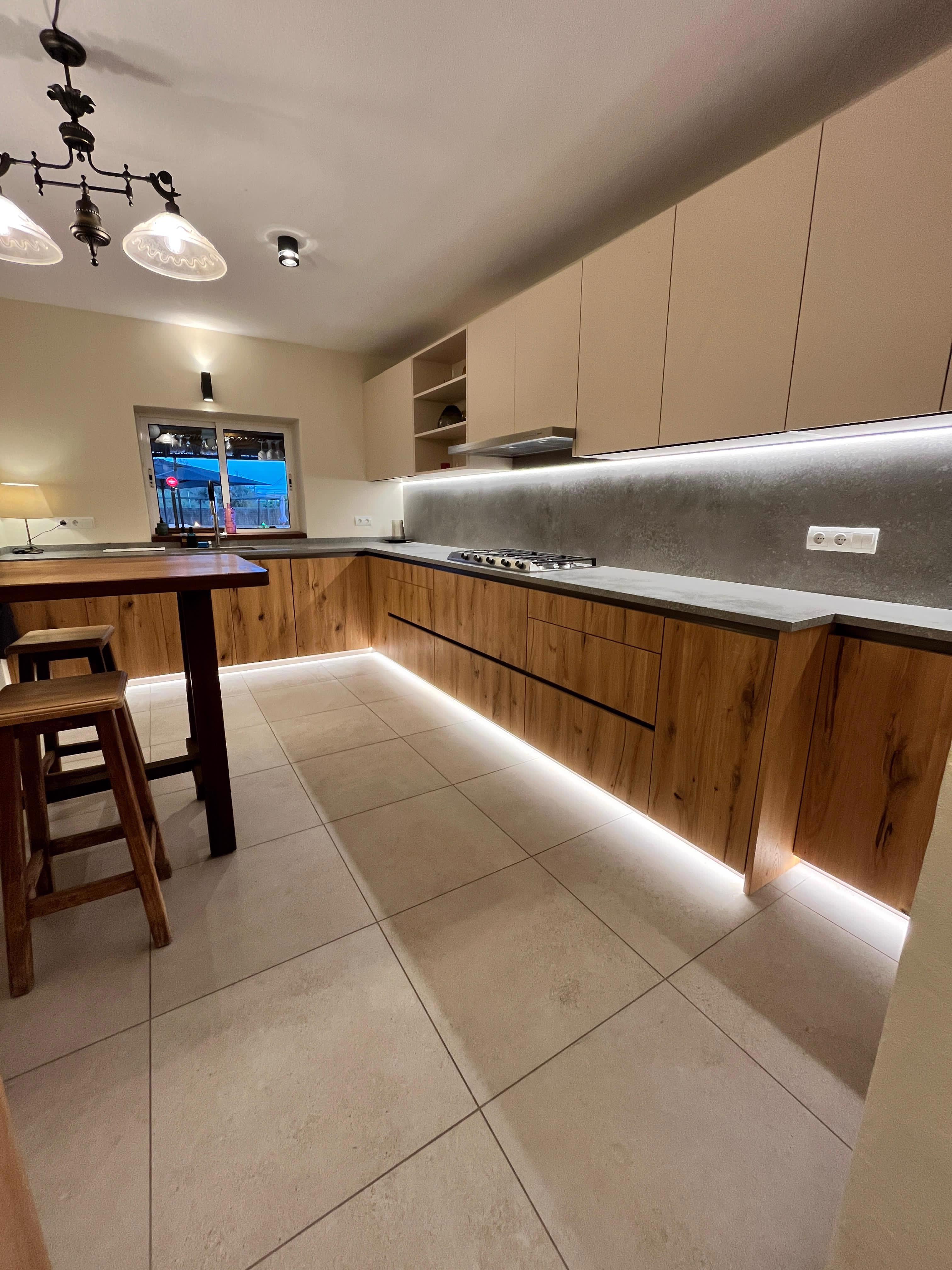 System.Collections.Generic.List`1[BluePillow.Application.SearchEngine.Dto.PhotoDto]?.ElementAt(3)?.Caption