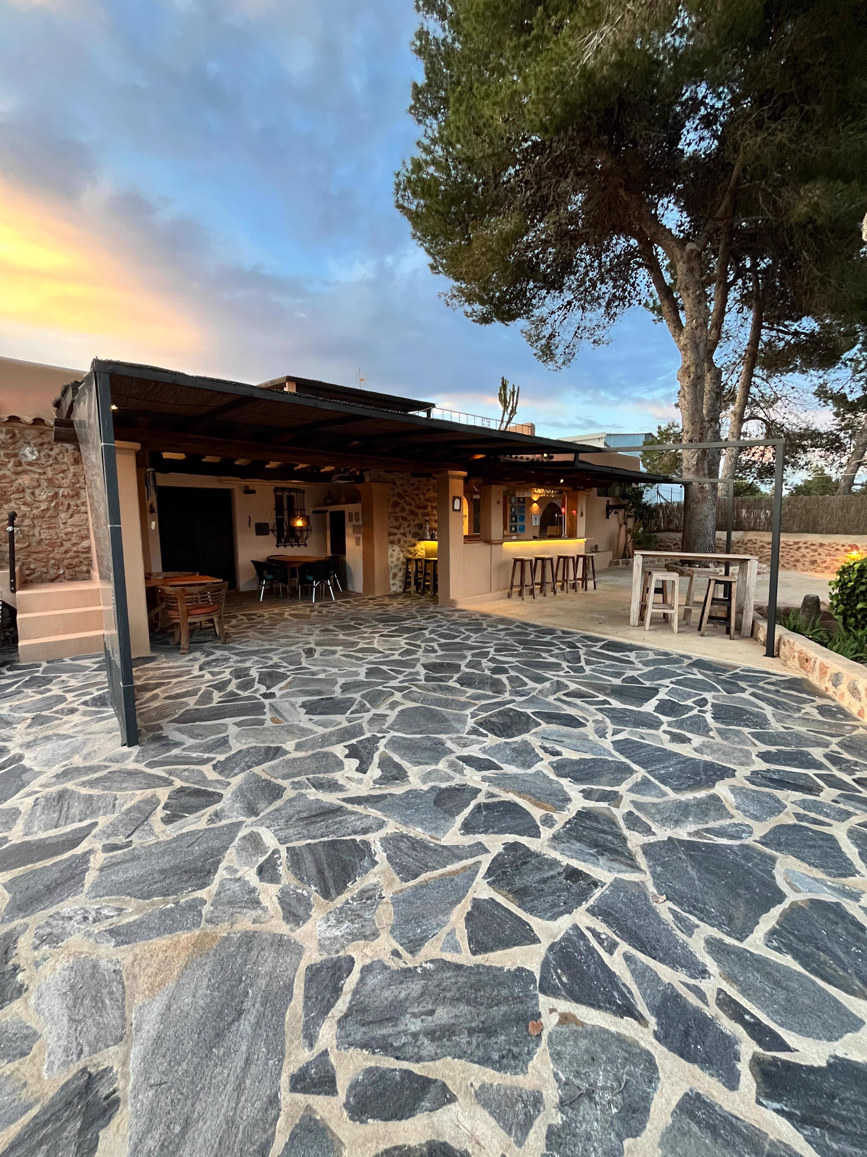 System.Collections.Generic.List`1[BluePillow.Application.SearchEngine.Dto.PhotoDto]?.ElementAt(0)?.Caption