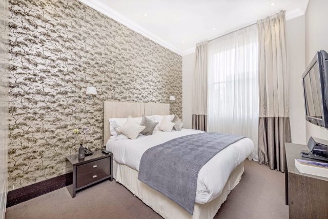 System.Collections.Generic.List`1[BluePillow.Application.SearchEngine.Dto.PhotoDto]?.ElementAt(3)?.Caption