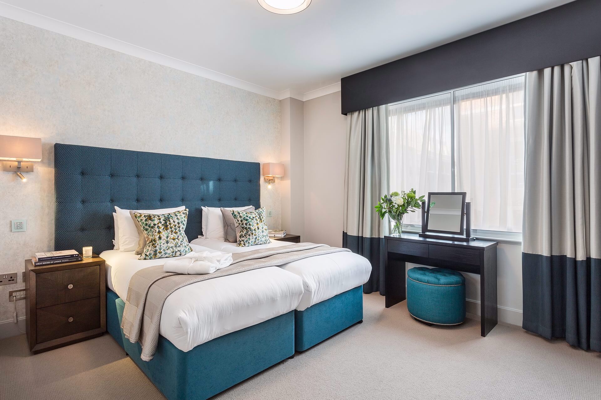 System.Collections.Generic.List`1[BluePillow.Application.SearchEngine.Dto.PhotoDto]?.ElementAt(2)?.Caption