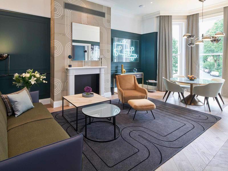 System.Collections.Generic.List`1[BluePillow.Application.SearchEngine.Dto.PhotoDto]?.ElementAt(0)?.Caption