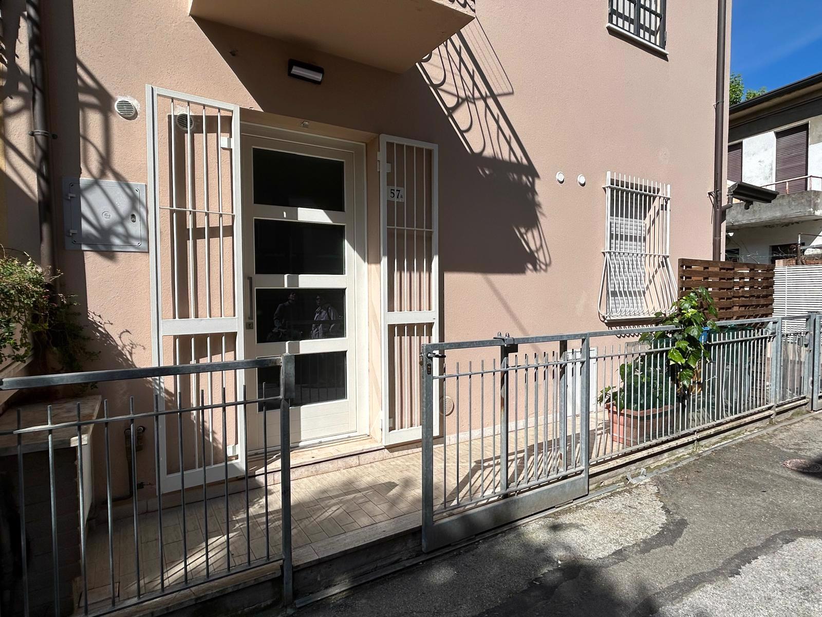 System.Collections.Generic.List`1[BluePillow.Application.SearchEngine.Dto.PhotoDto]?.ElementAt(1)?.Caption