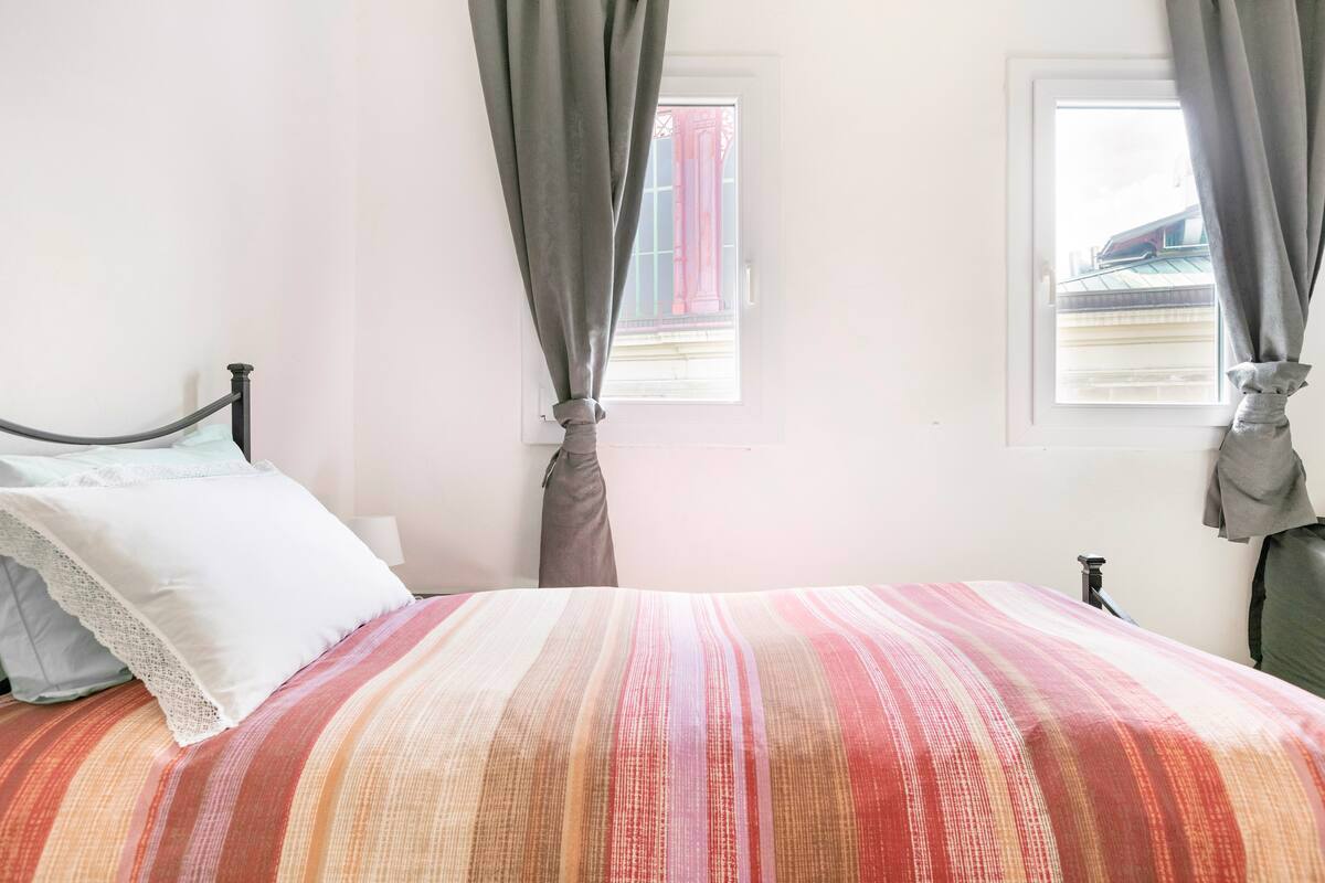 System.Collections.Generic.List`1[BluePillow.Application.SearchEngine.Dto.PhotoDto]?.ElementAt(0)?.Caption