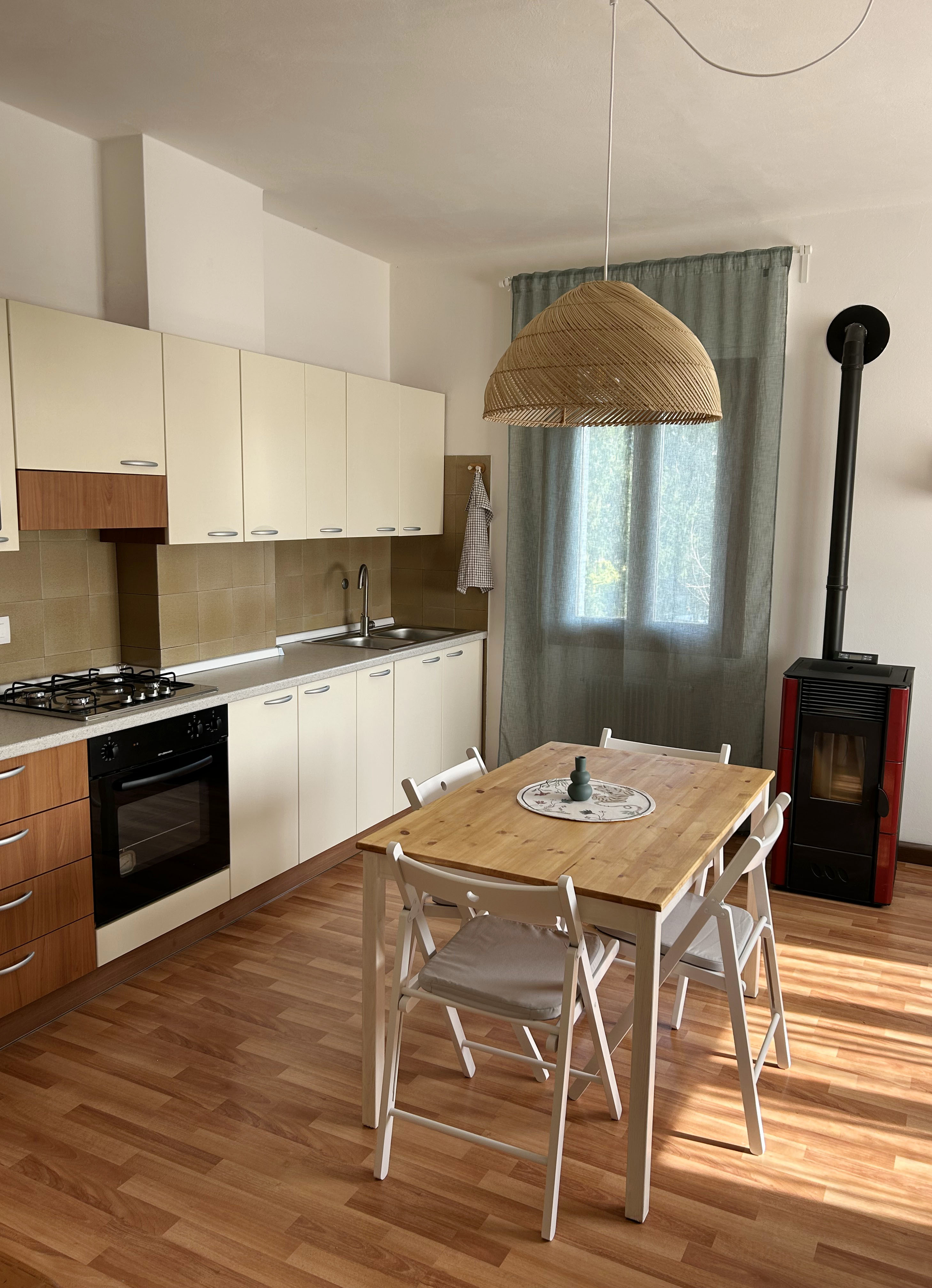 System.Collections.Generic.List`1[BluePillow.Application.SearchEngine.Dto.PhotoDto]?.ElementAt(3)?.Caption