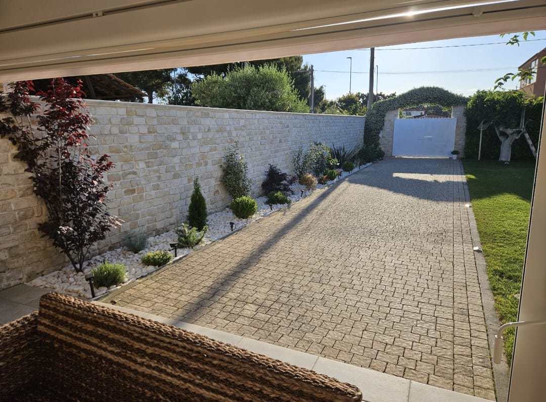 System.Collections.Generic.List`1[BluePillow.Application.SearchEngine.Dto.PhotoDto]?.ElementAt(1)?.Caption