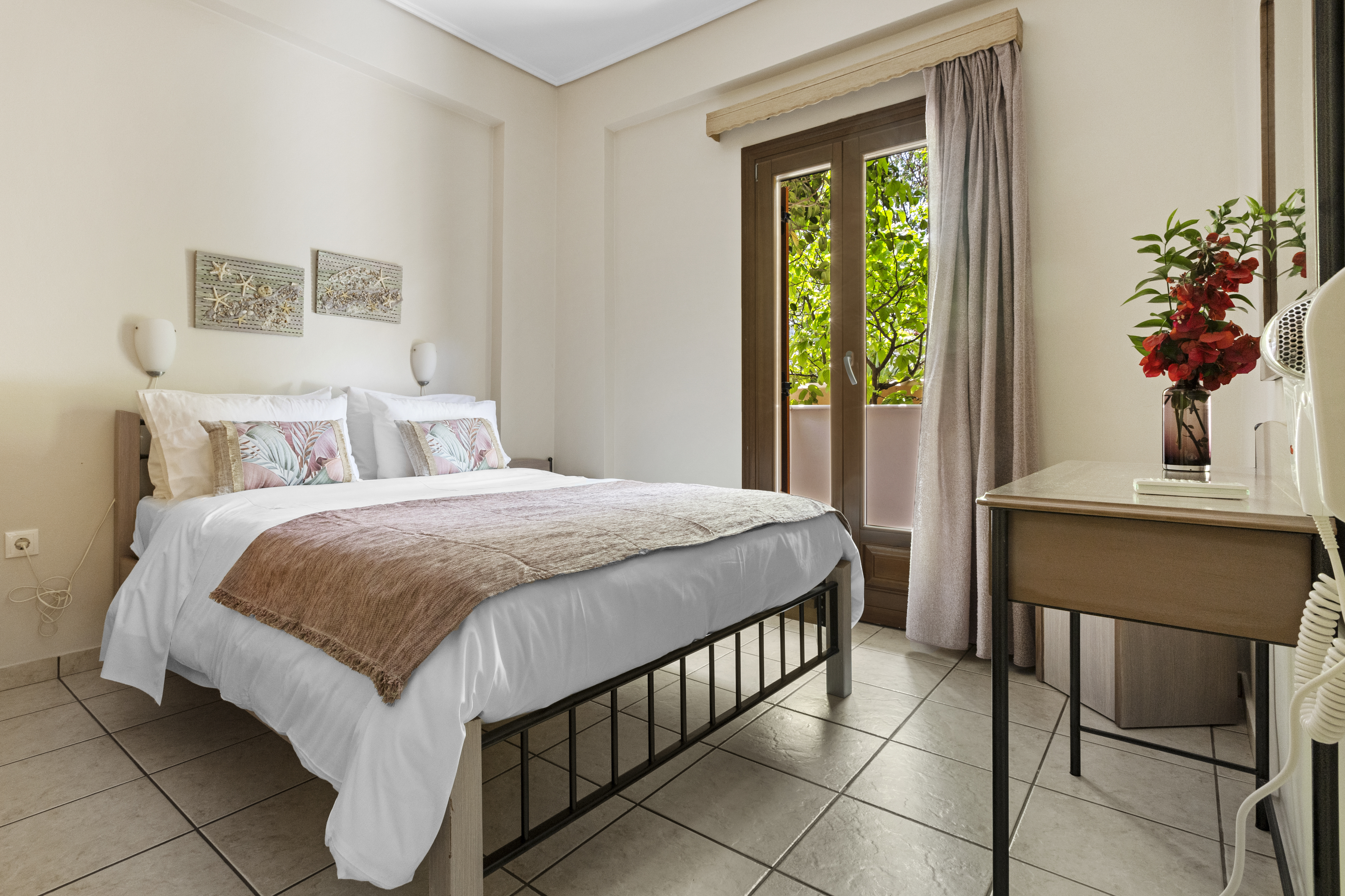 System.Collections.Generic.List`1[BluePillow.Application.SearchEngine.Dto.PhotoDto]?.ElementAt(1)?.Caption