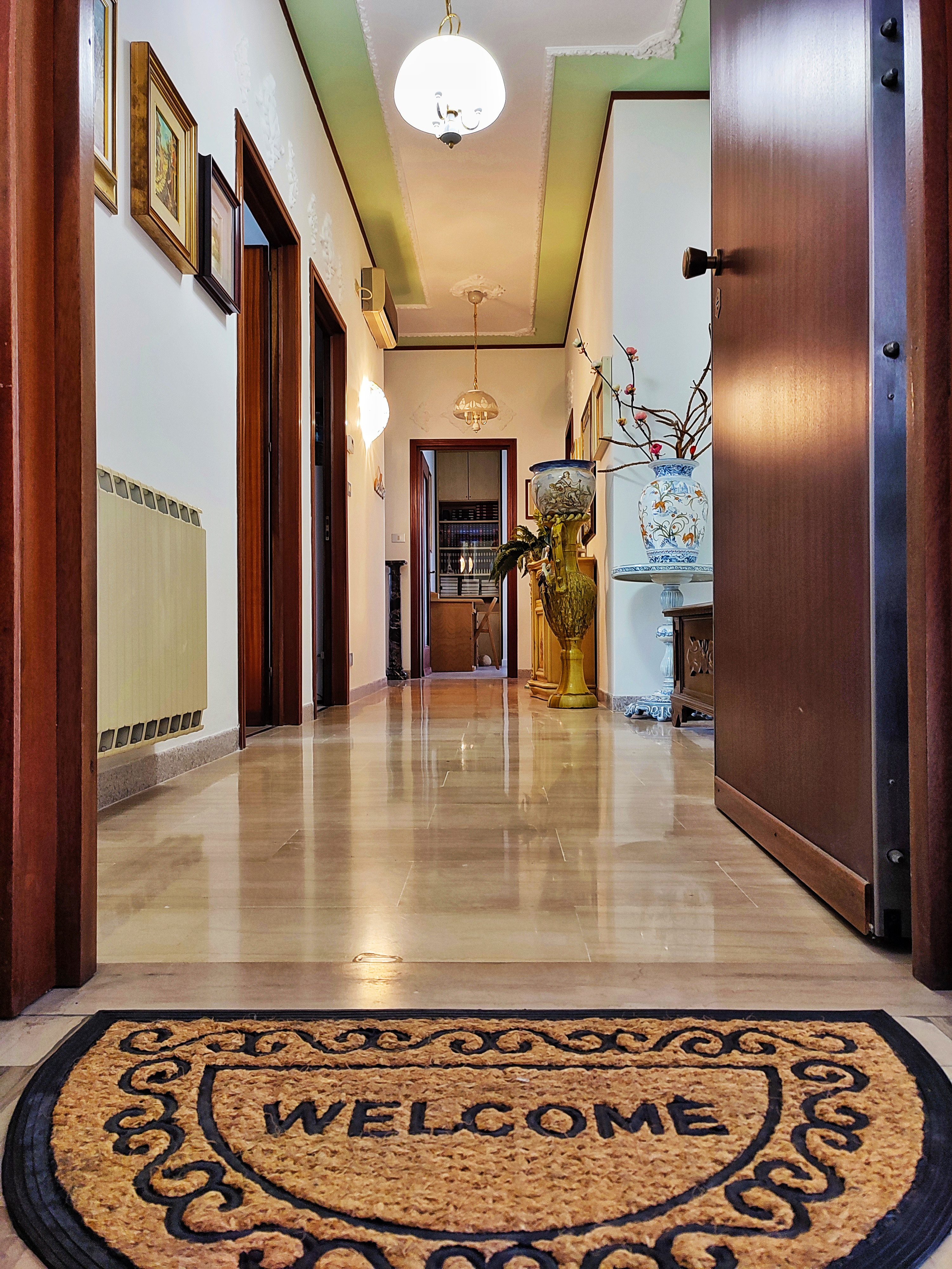 System.Collections.Generic.List`1[BluePillow.Application.SearchEngine.Dto.PhotoDto]?.ElementAt(0)?.Caption