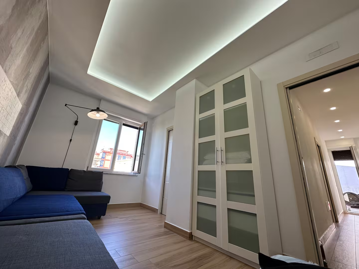 System.Collections.Generic.List`1[BluePillow.Application.SearchEngine.Dto.PhotoDto]?.ElementAt(0)?.Caption