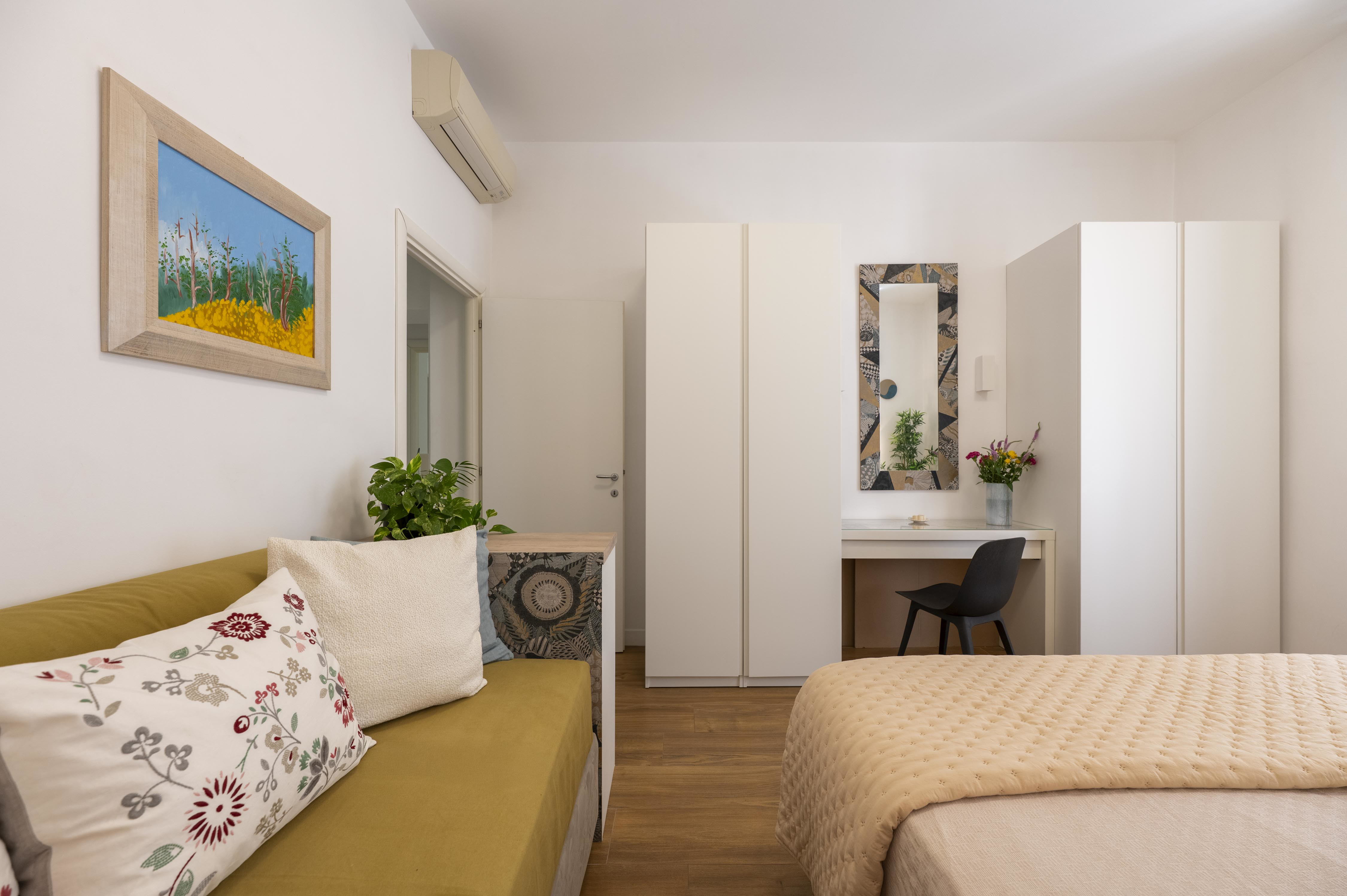 System.Collections.Generic.List`1[BluePillow.Application.SearchEngine.Dto.PhotoDto]?.ElementAt(2)?.Caption