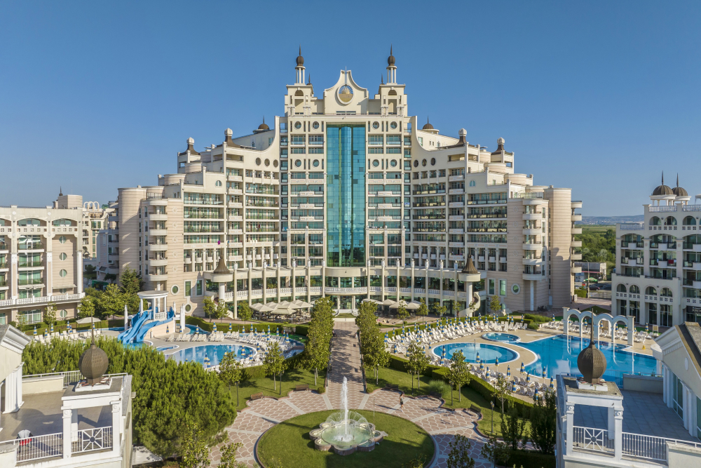 System.Collections.Generic.List`1[BluePillow.Application.SearchEngine.Dto.PhotoDto]?.ElementAt(3)?.Caption