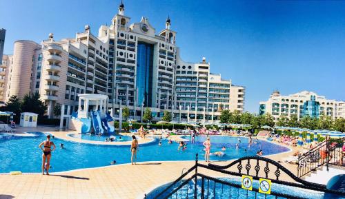 System.Collections.Generic.List`1[BluePillow.Application.SearchEngine.Dto.PhotoDto]?.ElementAt(1)?.Caption