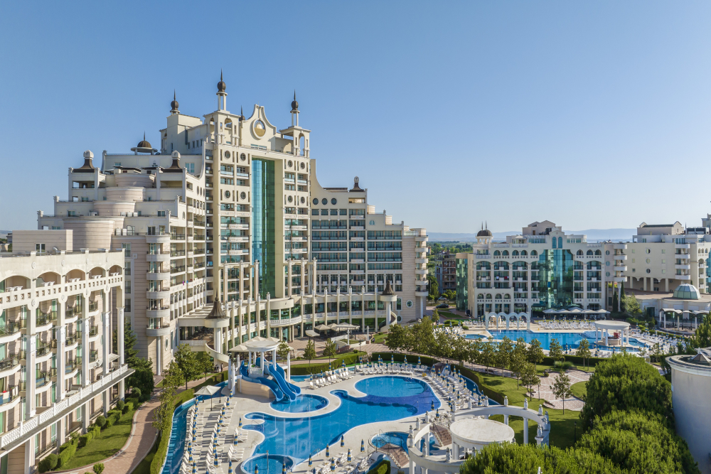 System.Collections.Generic.List`1[BluePillow.Application.SearchEngine.Dto.PhotoDto]?.ElementAt(0)?.Caption